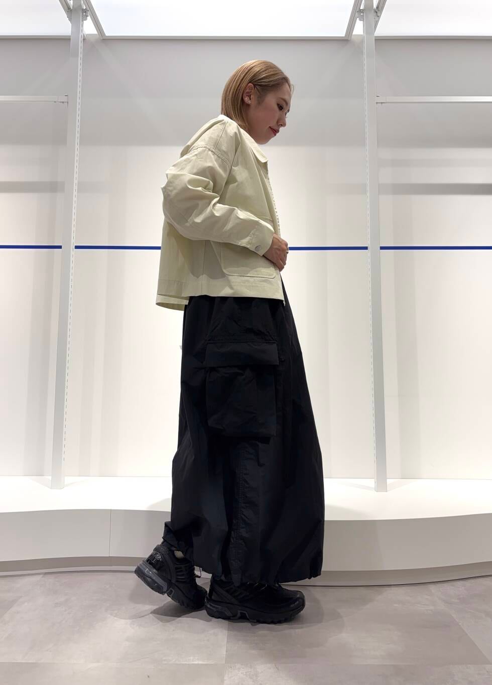 「カジュアル、スポーツミックス、別注、URBANRESEARCH、休日スタイル、ドアーズ、ナイロンスカート、20代後半、着痩せ、スノーピーク、ブルベ冬、骨格ストレート、ミッキーtシャツ、最旬スニーカーコーデ、外遊びコーデ」｜「URBAN RESEARCHのコットンナイロンジップブルゾン（ブルゾン、ホワイト系）」を使った、和さん（レディース・161cm）の春コーディネートの2枚目の写真