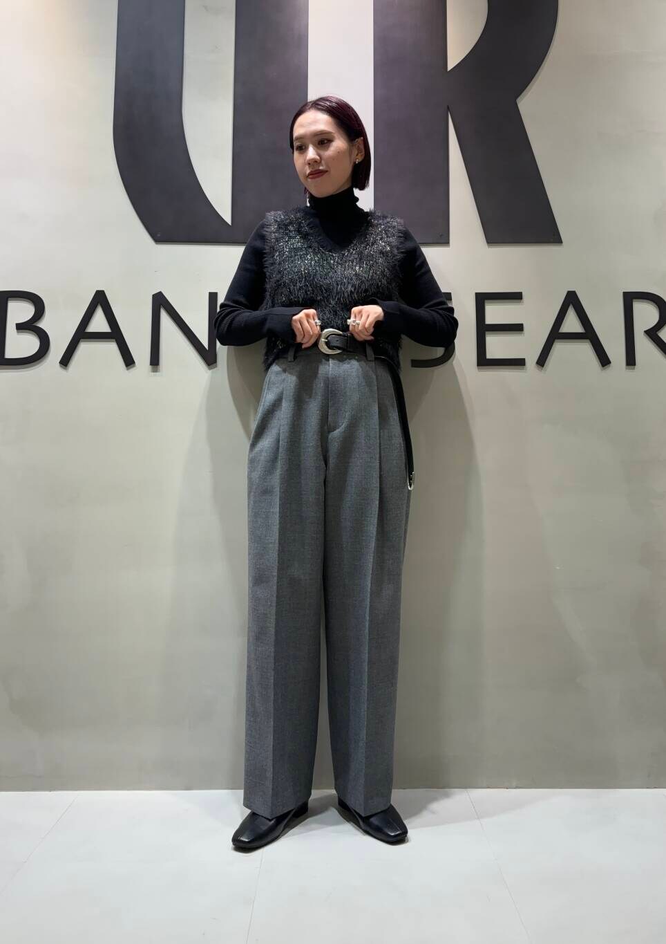 ブラック系のニット/セーター、グレー系のその他パンツ、ブラック系のブーツを着用したレディースの秋コーディネートの2枚目の写真