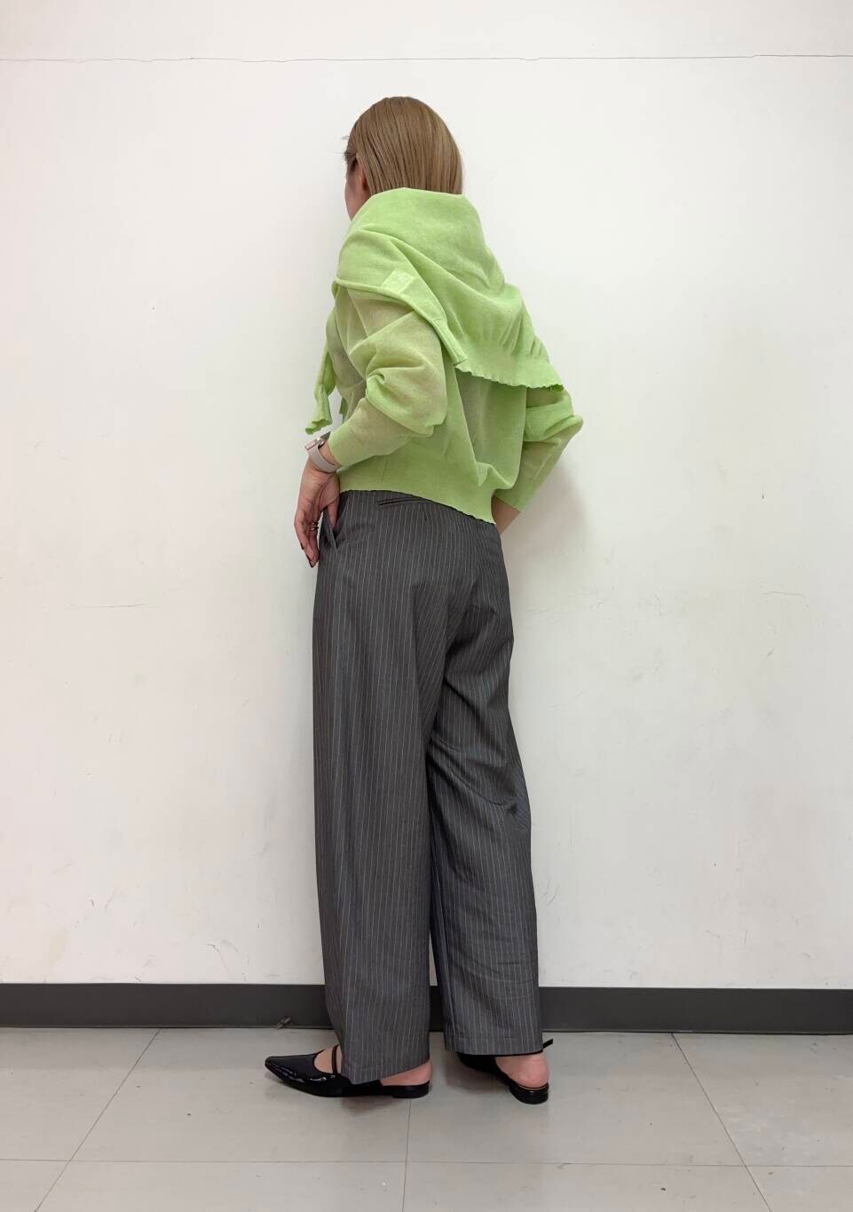 グレー系のその他パンツ、グリーン系のカーディガン/ボレロ、グリーン系のニット/セーターを着用したレディースの春コーディネートの2枚目の写真