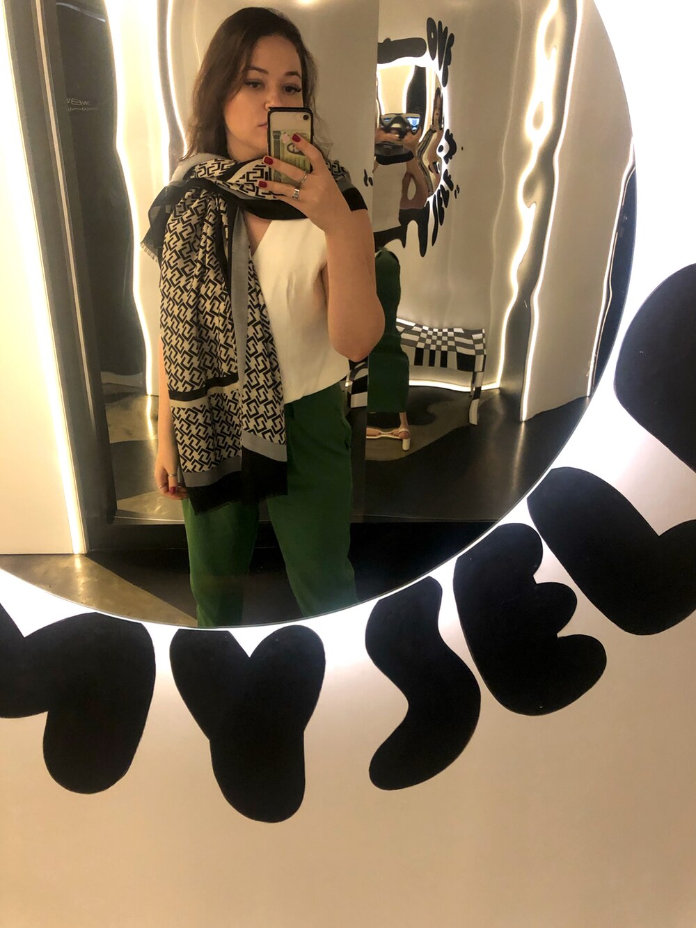 ホワイト系のその他アウター、グリーン系のその他パンツ、ホワイト系のサンダルを着用したレディースの春コーディネートの3枚目の写真