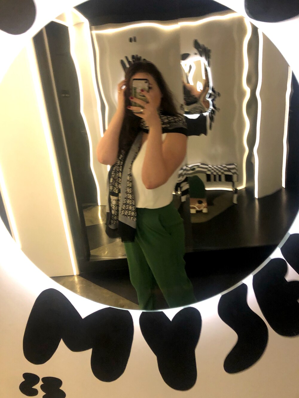 ホワイト系のその他アウター、グリーン系のその他パンツ、ホワイト系のサンダルを着用したレディースの春コーディネートの2枚目の写真