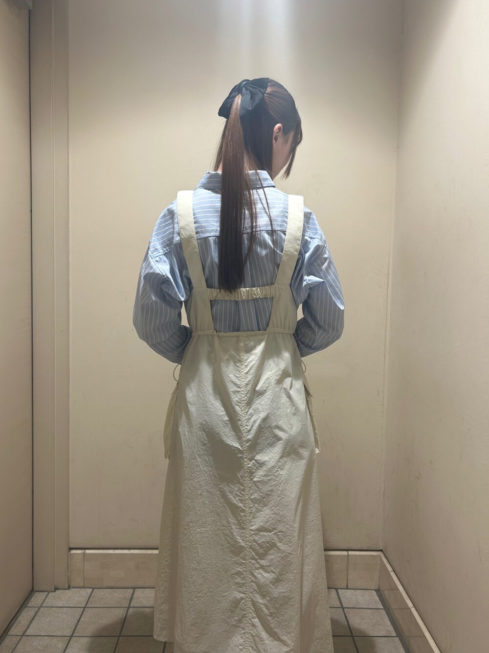 ブルー系のシャツ/ブラウス、ホワイト系のワンピース、ブラウン系のサンダルを着用したレディースの春コーディネートの2枚目の写真