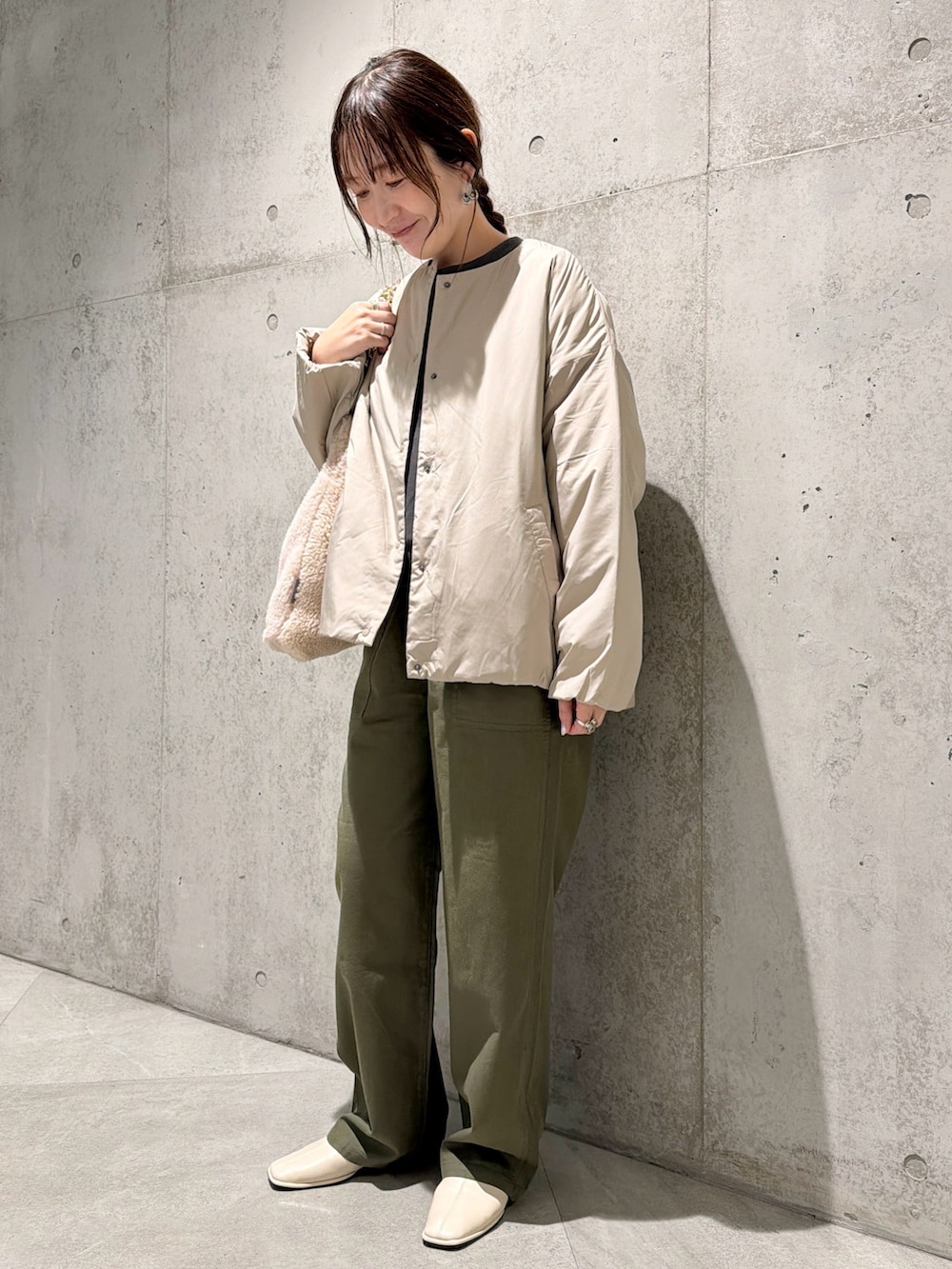 グレー系のスウェット、ベージュ系のブルゾン、グレー系のスウェットを着用したレディースの秋コーディネートの2枚目の写真