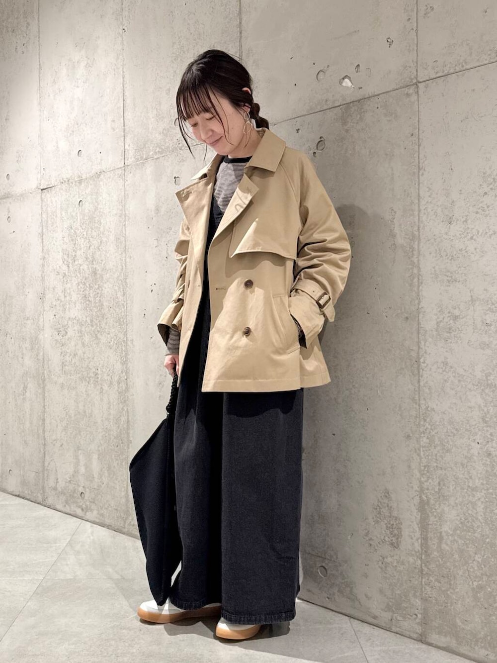 「ワンピース、大人カジュアル、デニム、スニーカー、ママコーデ、カジュアルコーデ、トレンチコート、SonnyLabel、レイヤードスタイル、NIKE、低身長、春コーデ、サニーレーベル、スニーカーコーデ、春アウター」|「LE VERNISのLE VERNIS パラコードハンドルメッシュバッグ(トートバッグ、ブラック系)」を使った、香織さん(レディース・154cm)の春コーディネートの3枚目の写真