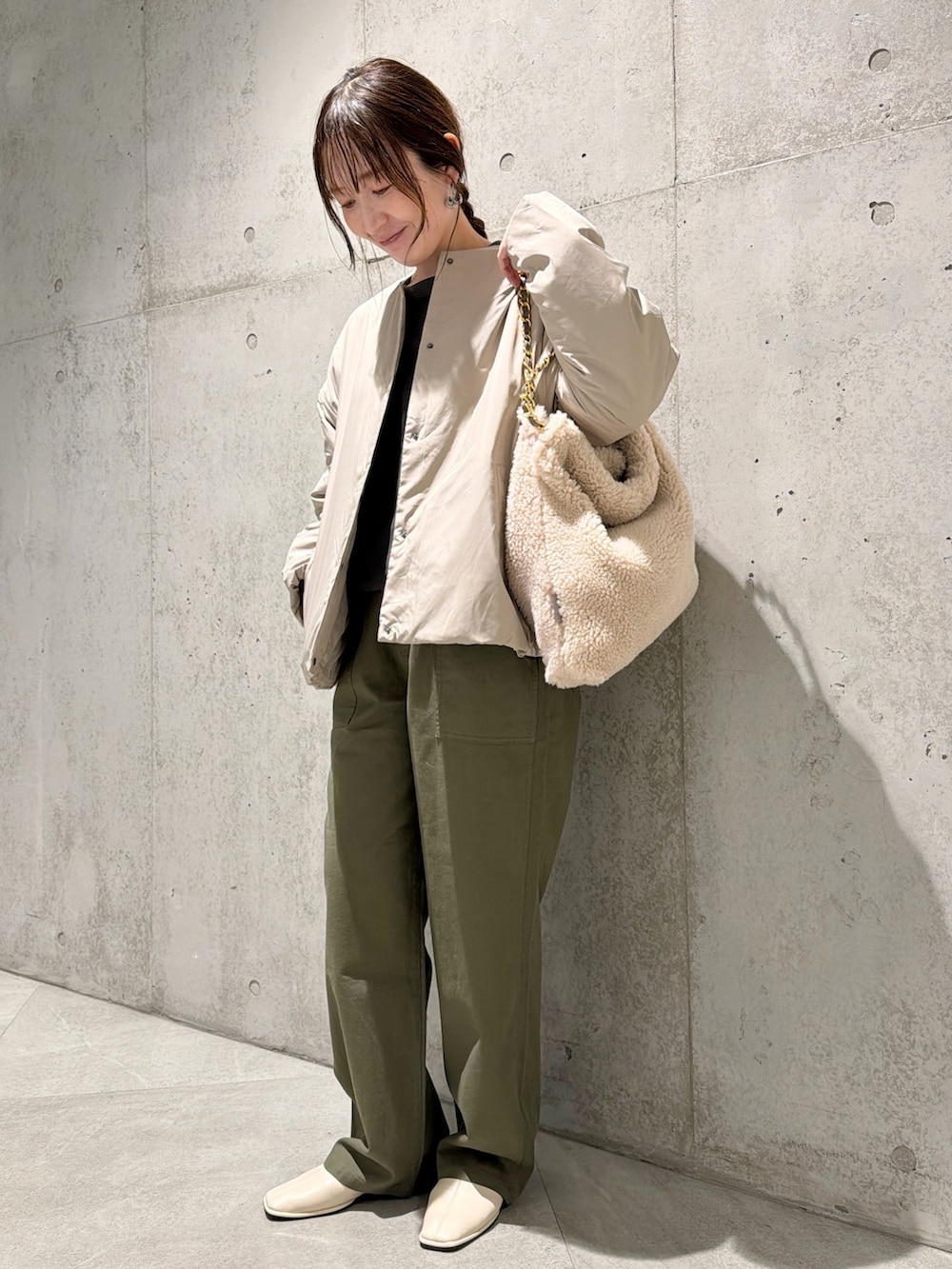 グレー系のスウェット、ベージュ系のブルゾン、グレー系のスウェットを着用したレディースの秋コーディネートの3枚目の写真