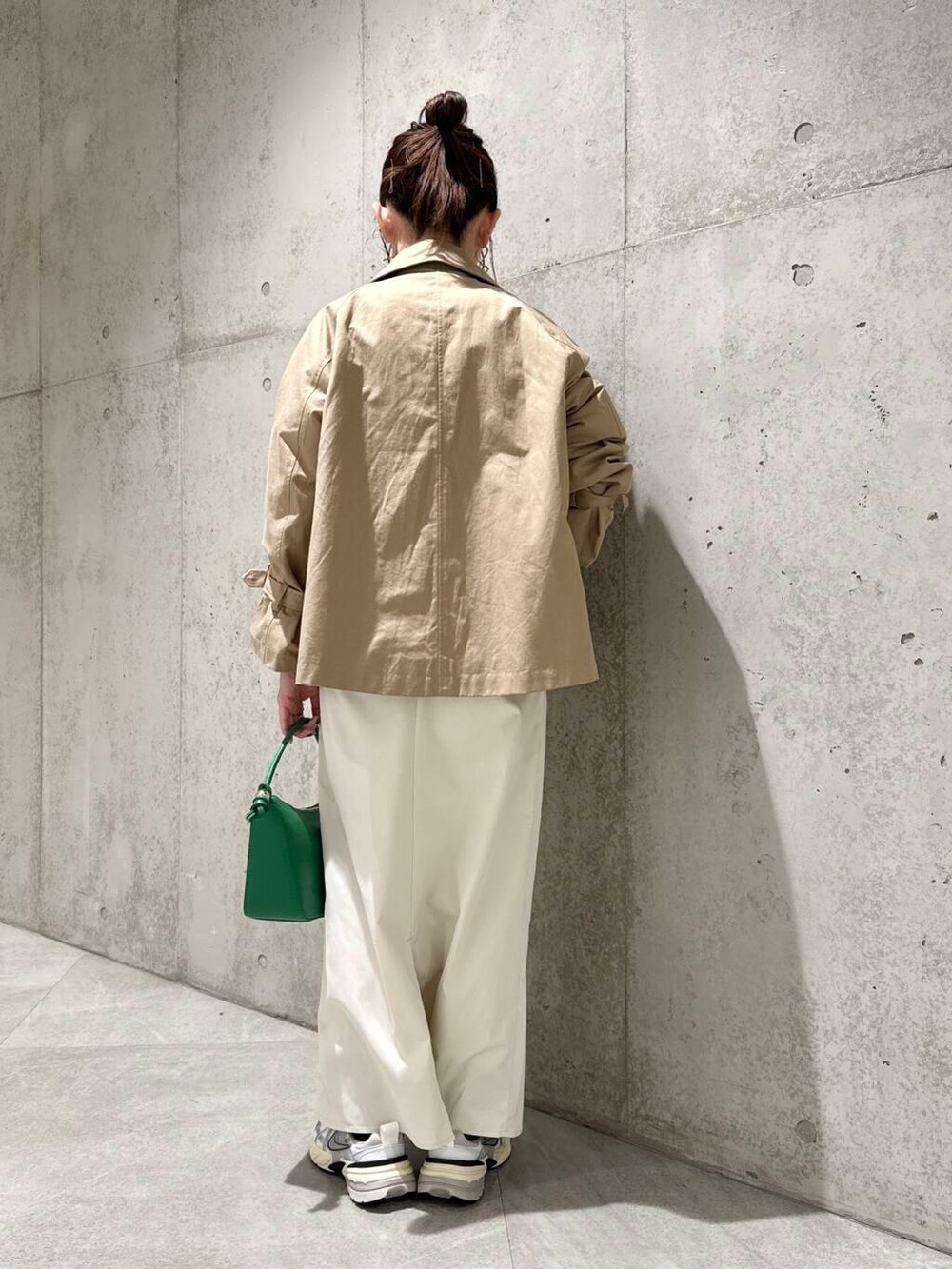 「大人カジュアル、スニーカー、ニット、ロングスカート、ママコーデ、コーデュロイ、カジュアルコーデ、トレンチコート、SonnyLabel、NIKE、低身長、春コーデ、サニーレーベル、スニーカーコーデ、春アウター」｜「URBAN RESEARCH Sonny Labelのミックスカラーニットプルオーバー（ニット/セーター、ピンク系）」を使った、香織さん（レディース・154cm）の冬コーディネートの4枚目の写真