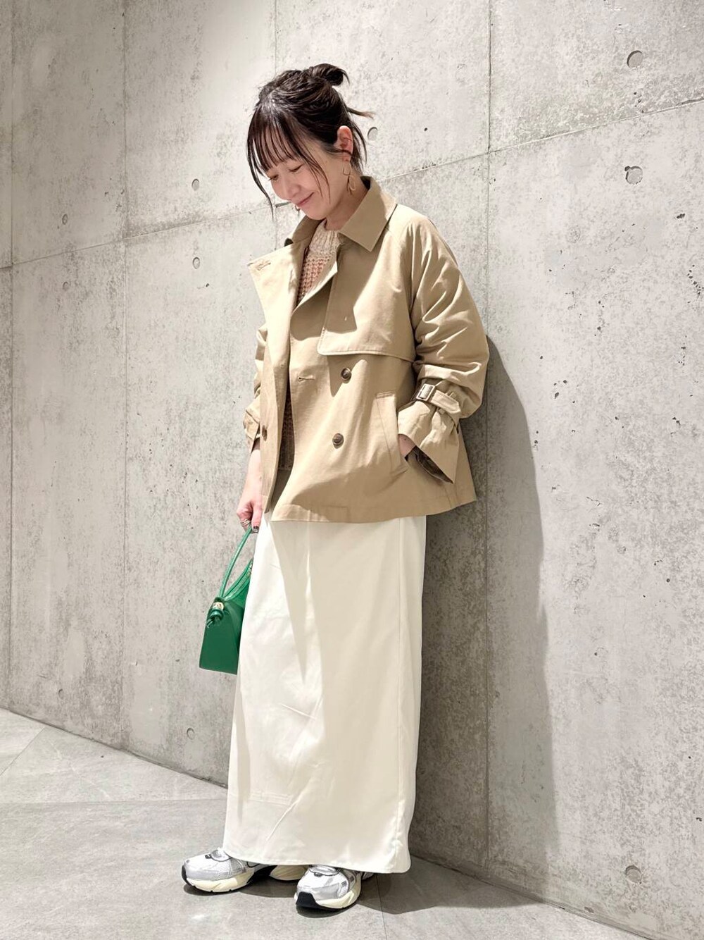 「大人カジュアル、スニーカー、ニット、ロングスカート、ママコーデ、コーデュロイ、カジュアルコーデ、トレンチコート、SonnyLabel、NIKE、低身長、春コーデ、サニーレーベル、スニーカーコーデ、春アウター」｜「URBAN RESEARCH Sonny Labelのミックスカラーニットプルオーバー（ニット/セーター、ピンク系）」を使った、香織さん（レディース・154cm）の冬コーディネートの3枚目の写真