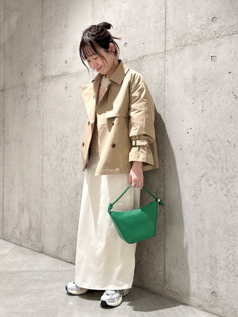 「大人カジュアル、スニーカー、ニット、ロングスカート、ママコーデ、コーデュロイ、カジュアルコーデ、トレンチコート、SonnyLabel、NIKE、低身長、春コーデ、サニーレーベル、スニーカーコーデ、春アウター」｜「URBAN RESEARCH Sonny Labelのミックスカラーニットプルオーバー（ニット/セーター、ピンク系）」を使った、香織さん（レディース・154cm）の冬コーディネートの2枚目の写真
