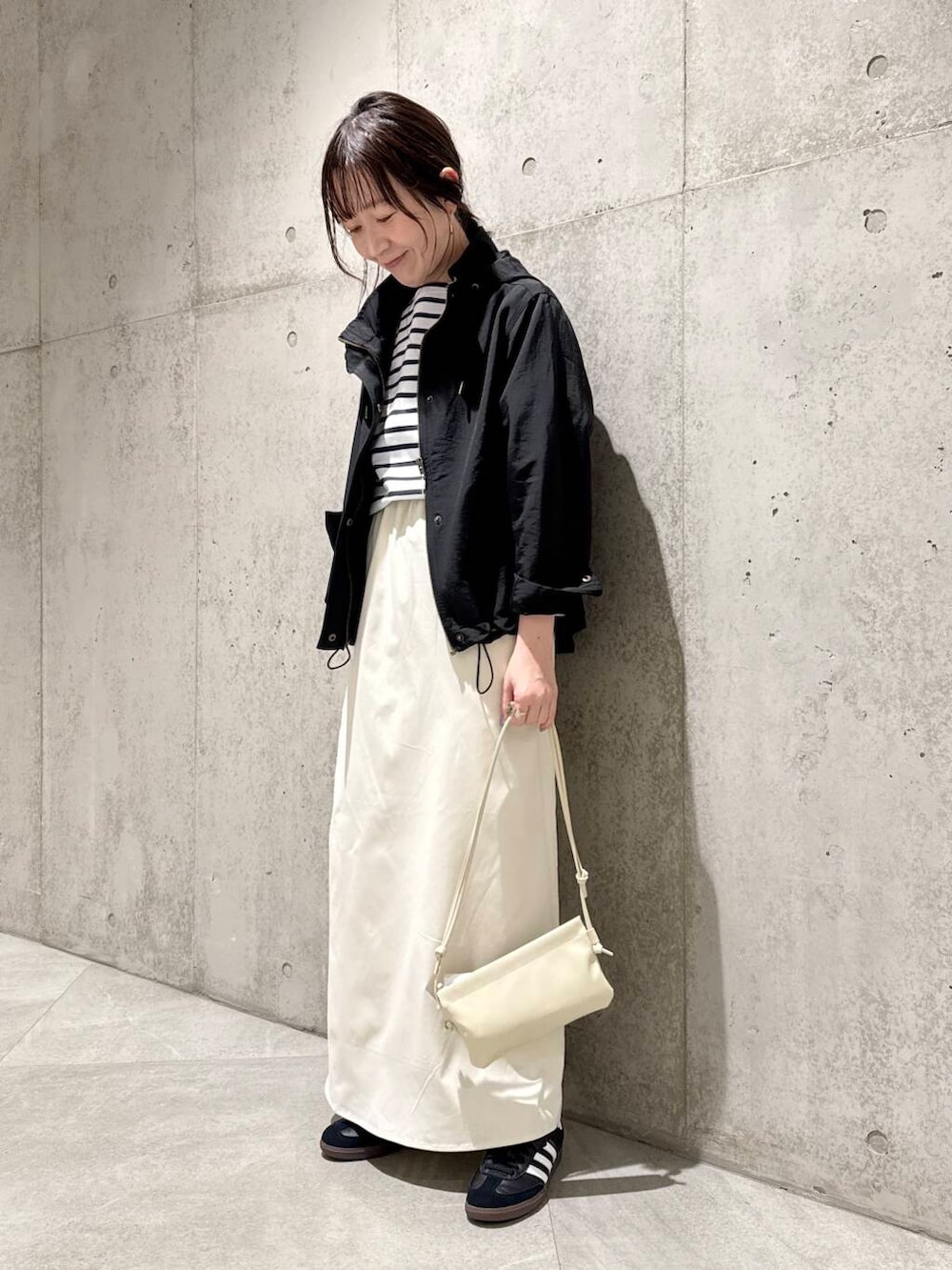 「大人カジュアル、スニーカー、ジャケット、ロングスカート、デートコーデ、ママコーデ、カジュアルコーデ、ボーダー、SonnyLabel、adidas、マウンテンパーカー、低身長、春コーデ、サニーレーベル、スニーカーコーデ」|「FORK&SPOONのFORK&SPOON ボートネックボーダー(Tシャツ/カットソー、ブルー系)」を使った、香織さん(レディース・154cm)の春コーディネートの2枚目の写真