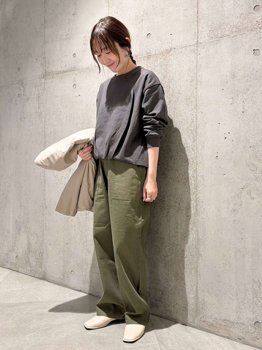 グレー系のスウェット、ベージュ系のブルゾン、グレー系のスウェットを着用したレディースの秋コーディネートの5枚目の写真