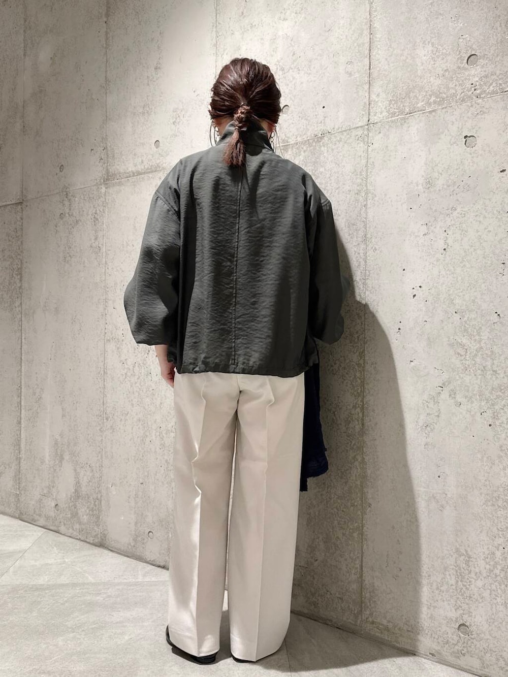 「大人カジュアル、メガネ、ママコーデ、カジュアルコーデ、ボーダー、バレエシューズ、champion、SonnyLabel、ストール、ブルゾン、シアー、低身長、春コーデ、サニーレーベル、春アウター」|「URBAN RESEARCH DOORSのボーダーワイドプルオーバー(Tシャツ/カットソー、ブラック系)」を使った、香織さん(レディース・154cm)の春コーディネートの4枚目の写真