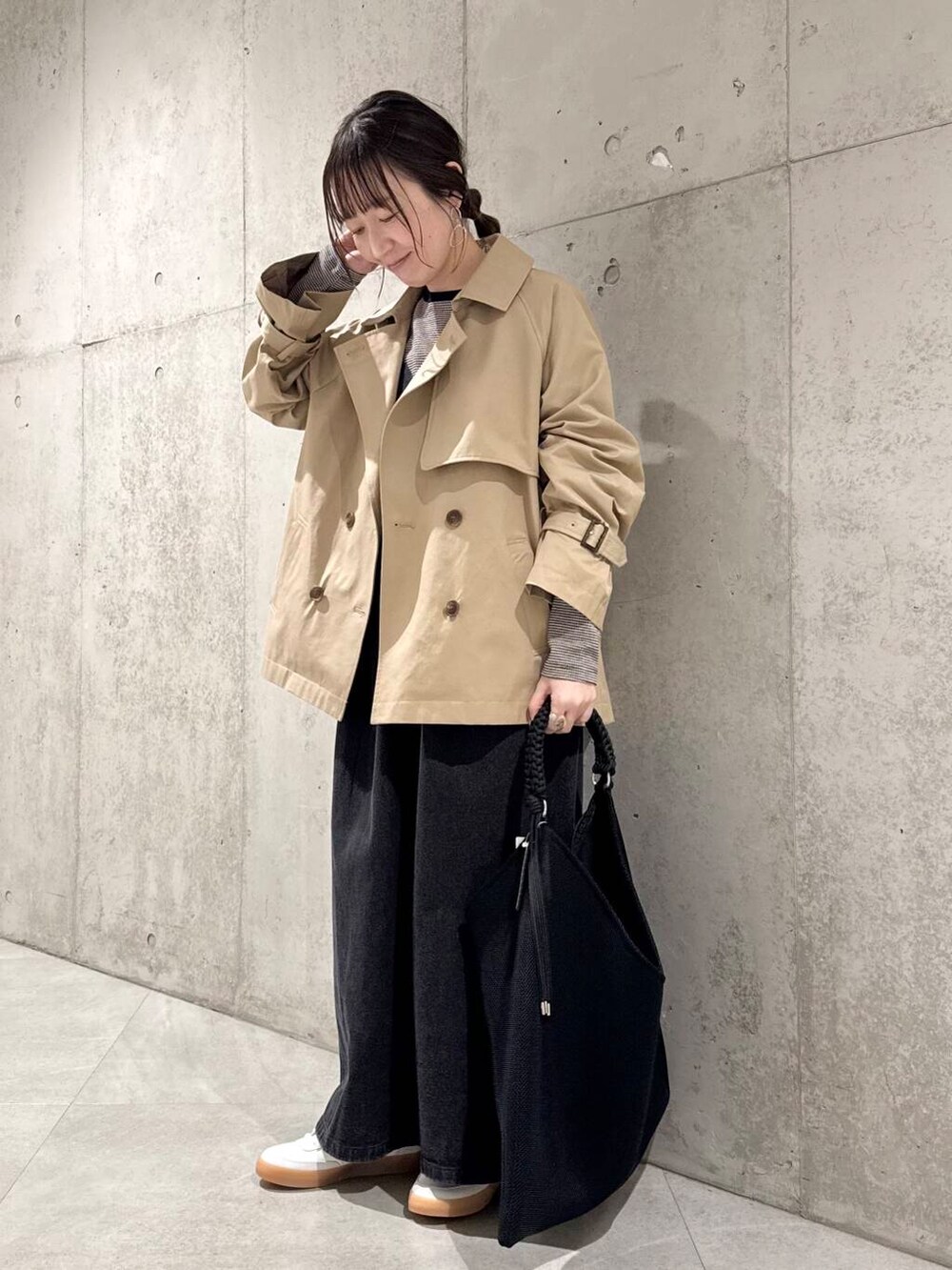 「ワンピース、大人カジュアル、デニム、スニーカー、ママコーデ、カジュアルコーデ、トレンチコート、SonnyLabel、レイヤードスタイル、NIKE、低身長、春コーデ、サニーレーベル、スニーカーコーデ、春アウター」|「LE VERNISのLE VERNIS パラコードハンドルメッシュバッグ(トートバッグ、ブラック系)」を使った、香織さん(レディース・154cm)の春コーディネートの2枚目の写真