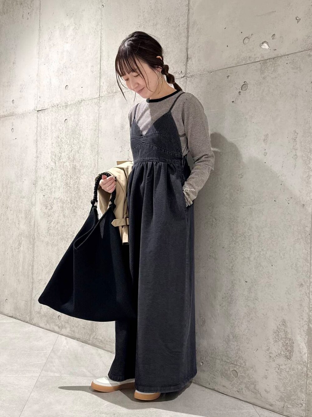 「ワンピース、大人カジュアル、デニム、スニーカー、ママコーデ、カジュアルコーデ、トレンチコート、SonnyLabel、レイヤードスタイル、NIKE、低身長、春コーデ、サニーレーベル、スニーカーコーデ、春アウター」|「LE VERNISのLE VERNIS パラコードハンドルメッシュバッグ(トートバッグ、ブラック系)」を使った、香織さん(レディース・154cm)の春コーディネートの5枚目の写真