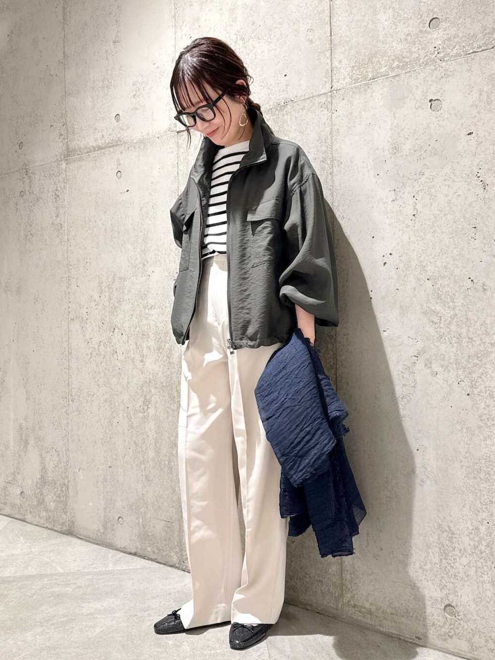 「大人カジュアル、メガネ、ママコーデ、カジュアルコーデ、ボーダー、バレエシューズ、champion、SonnyLabel、ストール、ブルゾン、シアー、低身長、春コーデ、サニーレーベル、春アウター」|「URBAN RESEARCH DOORSのボーダーワイドプルオーバー(Tシャツ/カットソー、ブラック系)」を使った、香織さん(レディース・154cm)の春コーディネートの3枚目の写真