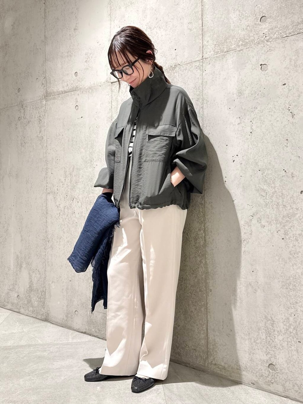 「大人カジュアル、メガネ、ママコーデ、カジュアルコーデ、ボーダー、バレエシューズ、champion、SonnyLabel、ストール、ブルゾン、シアー、低身長、春コーデ、サニーレーベル、春アウター」|「URBAN RESEARCH DOORSのボーダーワイドプルオーバー(Tシャツ/カットソー、ブラック系)」を使った、香織さん(レディース・154cm)の春コーディネートの2枚目の写真