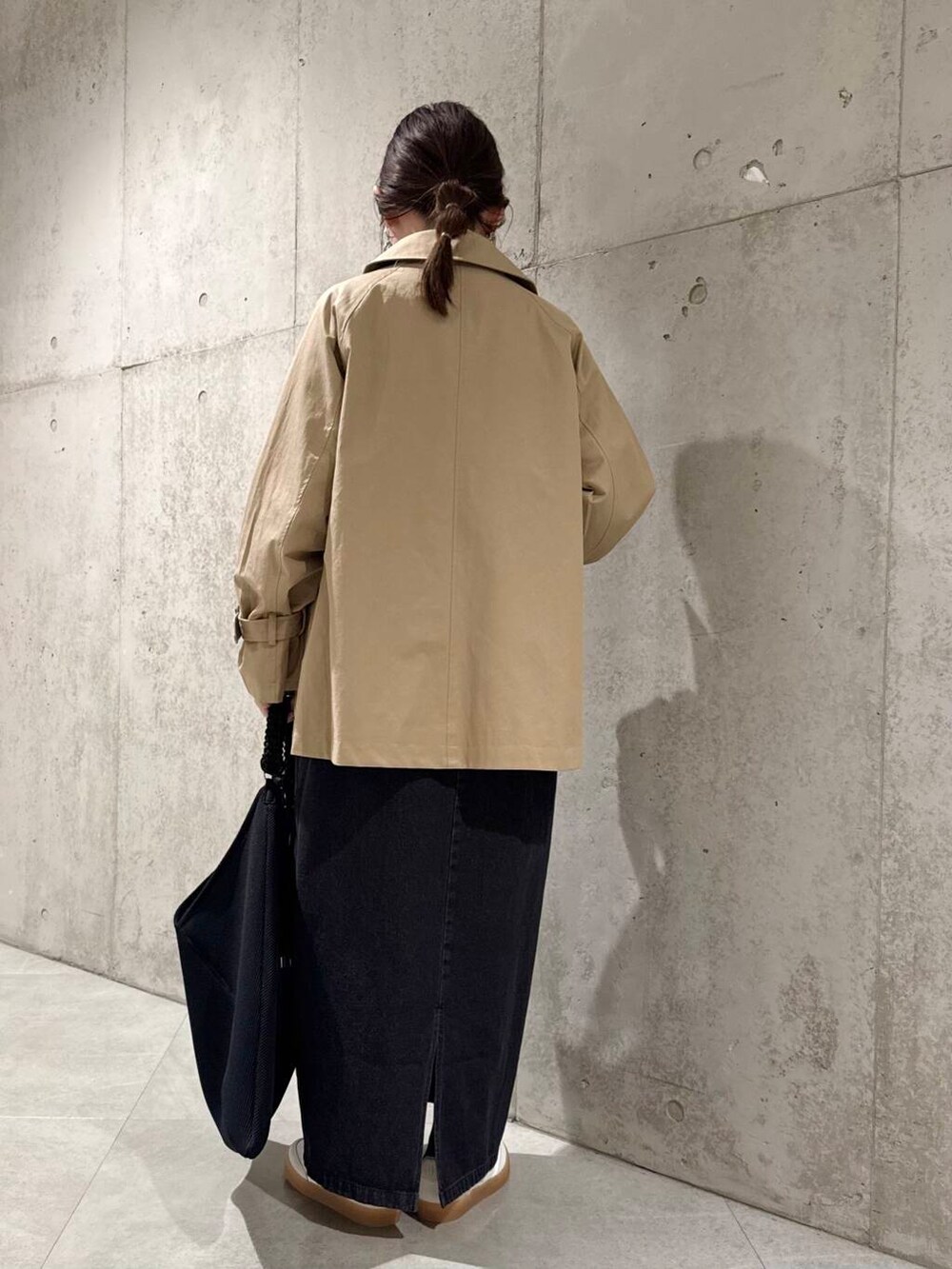 「ワンピース、大人カジュアル、デニム、スニーカー、ママコーデ、カジュアルコーデ、トレンチコート、SonnyLabel、レイヤードスタイル、NIKE、低身長、春コーデ、サニーレーベル、スニーカーコーデ、春アウター」|「LE VERNISのLE VERNIS パラコードハンドルメッシュバッグ(トートバッグ、ブラック系)」を使った、香織さん(レディース・154cm)の春コーディネートの4枚目の写真