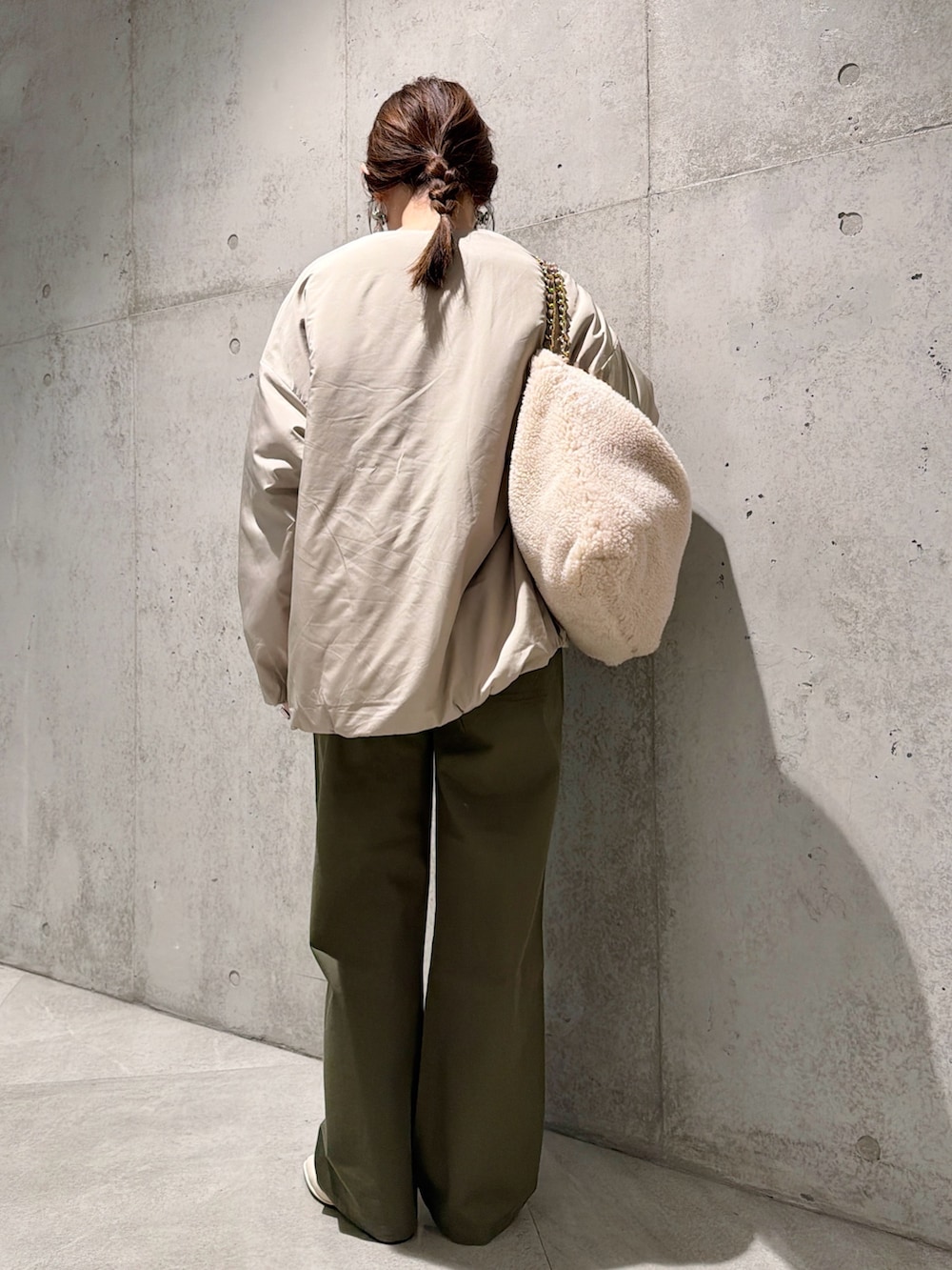 グレー系のスウェット、ベージュ系のブルゾン、グレー系のスウェットを着用したレディースの秋コーディネートの4枚目の写真