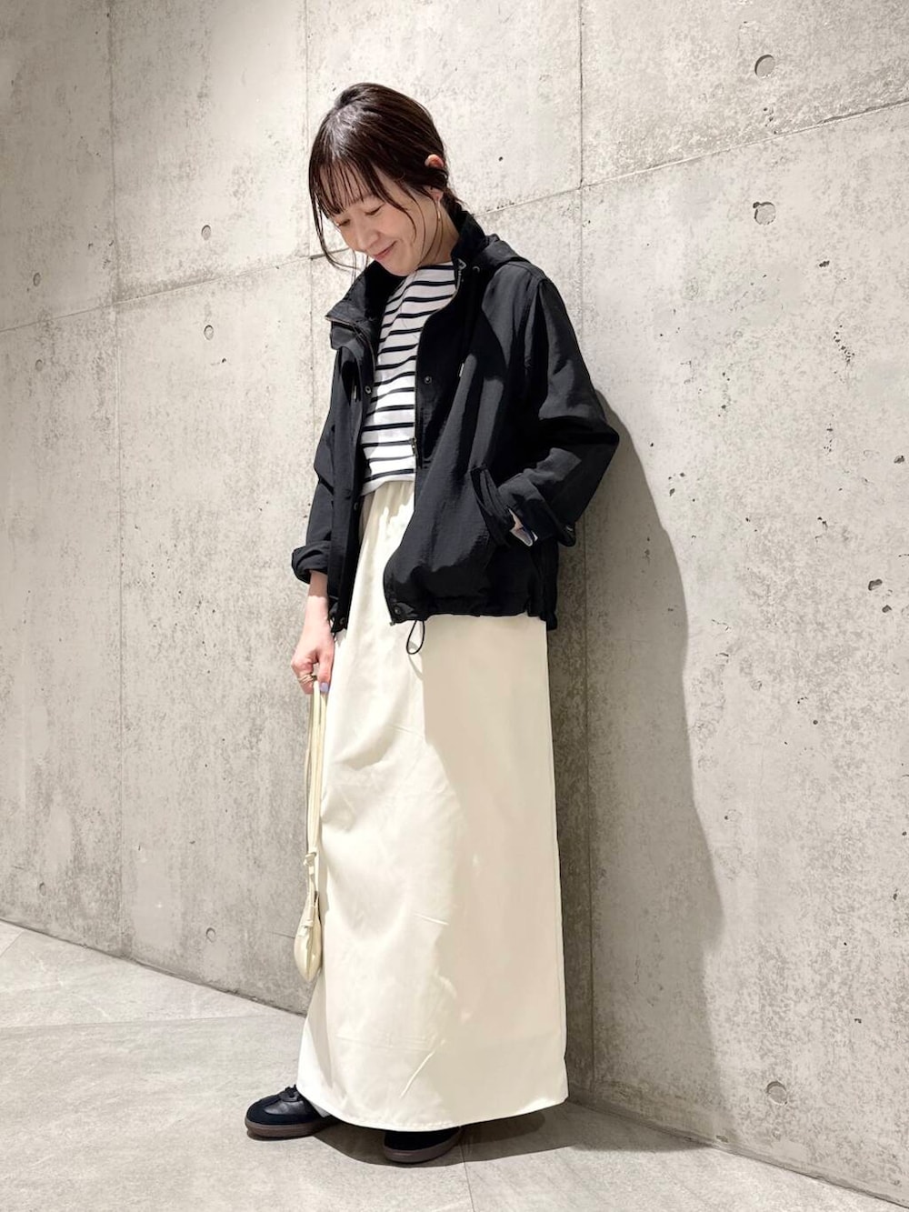 「大人カジュアル、スニーカー、ジャケット、ロングスカート、デートコーデ、ママコーデ、カジュアルコーデ、ボーダー、SonnyLabel、adidas、マウンテンパーカー、低身長、春コーデ、サニーレーベル、スニーカーコーデ」|「FORK&SPOONのFORK&SPOON ボートネックボーダー(Tシャツ/カットソー、ブルー系)」を使った、香織さん(レディース・154cm)の春コーディネートの3枚目の写真