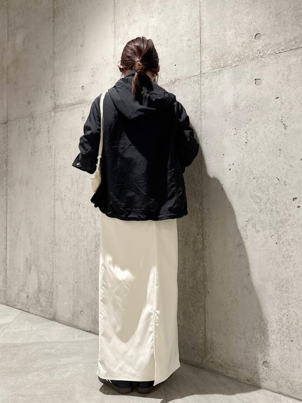 「大人カジュアル、スニーカー、ジャケット、ロングスカート、デートコーデ、ママコーデ、カジュアルコーデ、ボーダー、SonnyLabel、adidas、マウンテンパーカー、低身長、春コーデ、サニーレーベル、スニーカーコーデ」|「FORK&SPOONのFORK&SPOON ボートネックボーダー(Tシャツ/カットソー、ブルー系)」を使った、香織さん(レディース・154cm)の春コーディネートの4枚目の写真