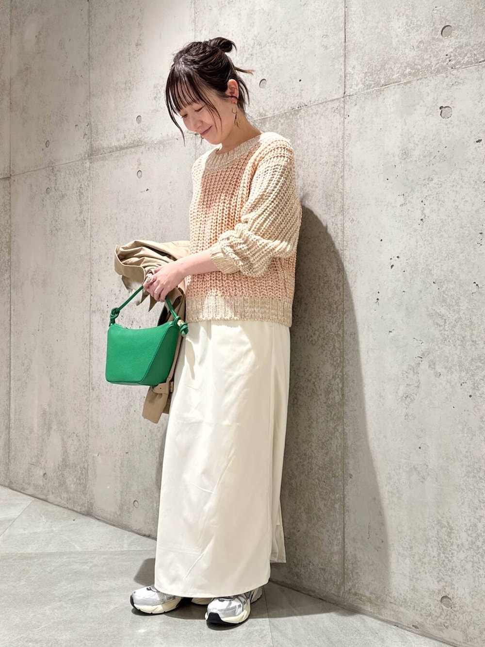 「大人カジュアル、スニーカー、ニット、ロングスカート、ママコーデ、コーデュロイ、カジュアルコーデ、トレンチコート、SonnyLabel、NIKE、低身長、春コーデ、サニーレーベル、スニーカーコーデ、春アウター」｜「URBAN RESEARCH Sonny Labelのミックスカラーニットプルオーバー（ニット/セーター、ピンク系）」を使った、香織さん（レディース・154cm）の冬コーディネートの5枚目の写真
