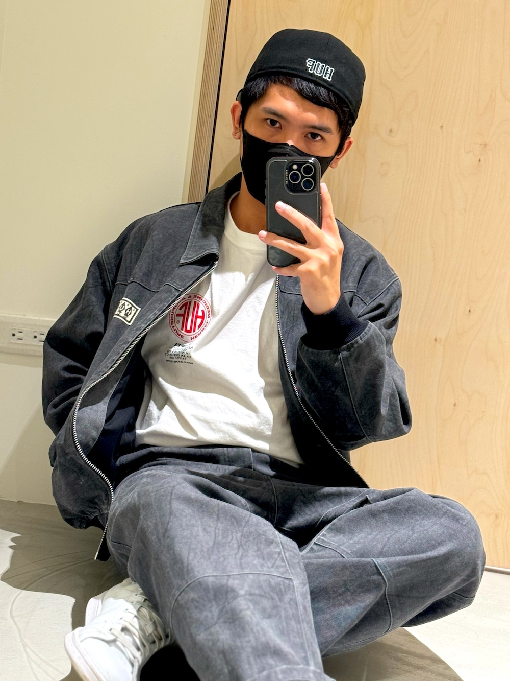 「HUFのHEMP DOUBLE KNEE PANT / HUF ダブルニーパンツ（デニムパンツ、ブラック系）」を使った、adam.tangさん（メンズ・174cm）の春コーディネートの2枚目の写真