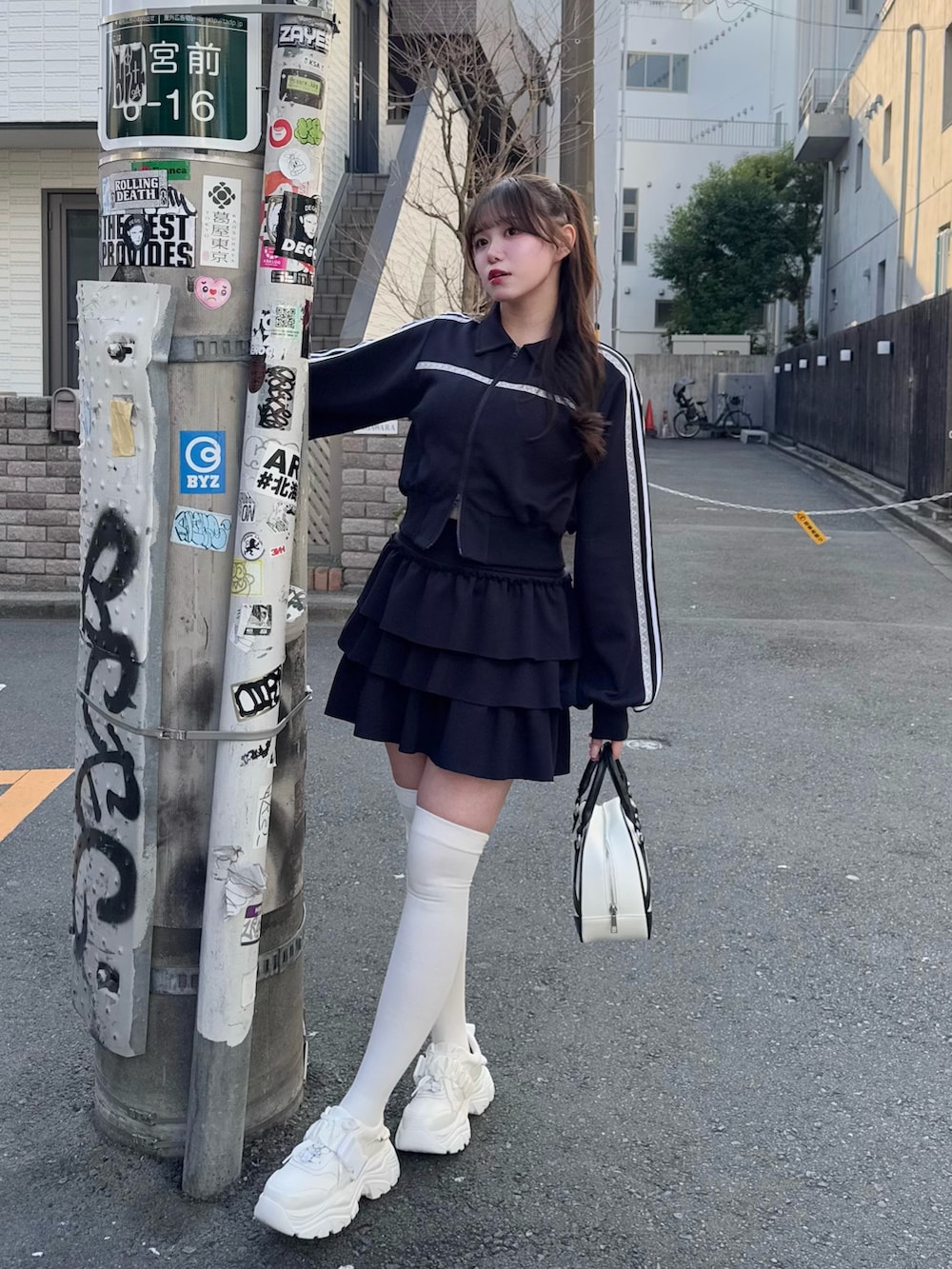 ブルー系のワンピース、ホワイト系のショルダーバッグを着用したレディースの冬コーディネートの2枚目の写真