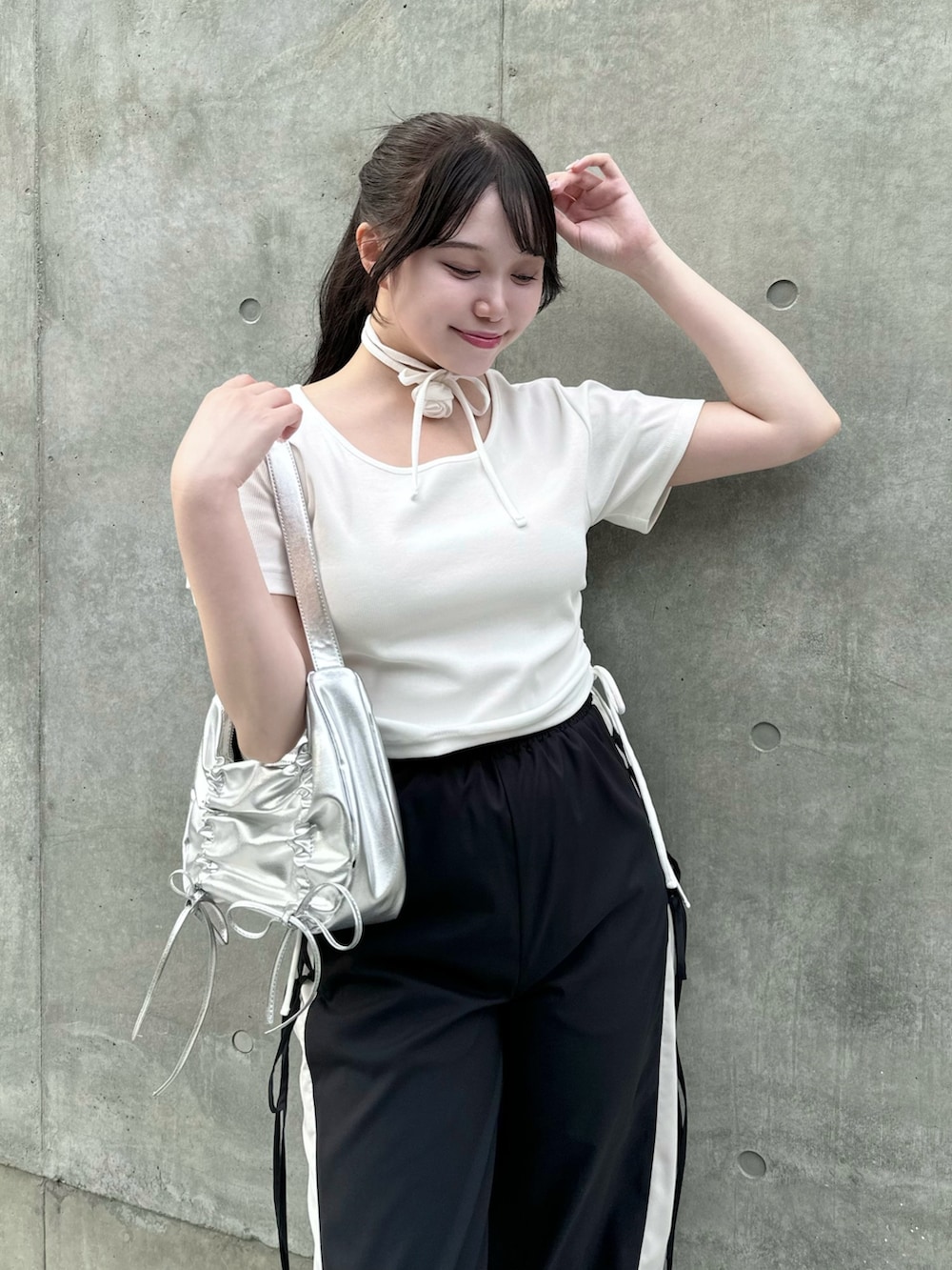 ホワイト系のTシャツ/カットソー、ブラック系のその他パンツ、シルバー系のショルダーバッグを着用したレディースの夏コーディネートの2枚目の写真