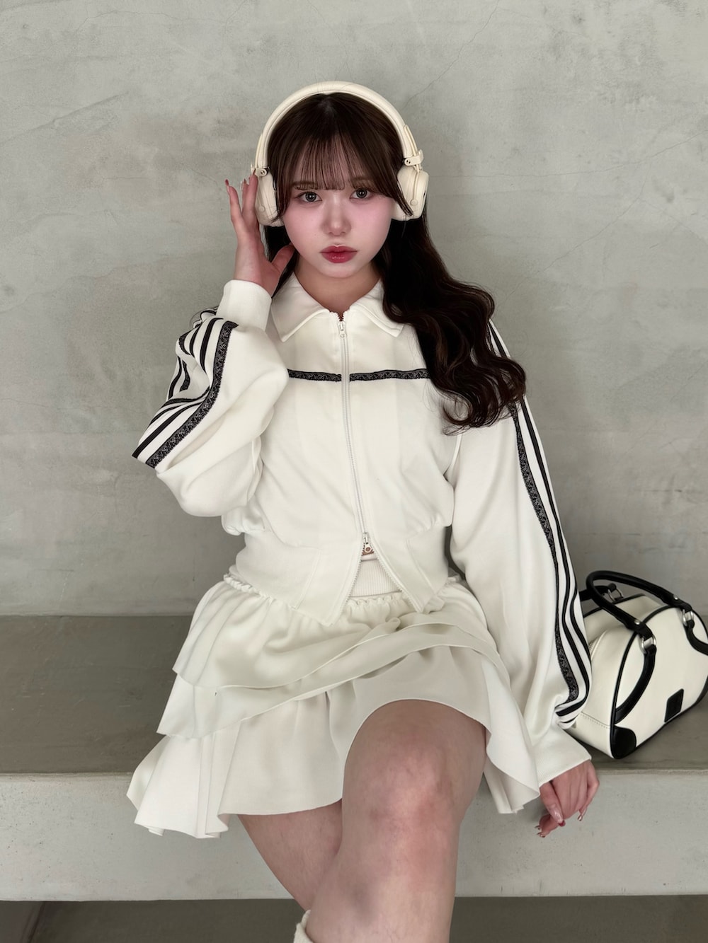 ホワイト系のワンピース、ホワイト系のスニーカーを着用したレディースの冬コーディネートの2枚目の写真