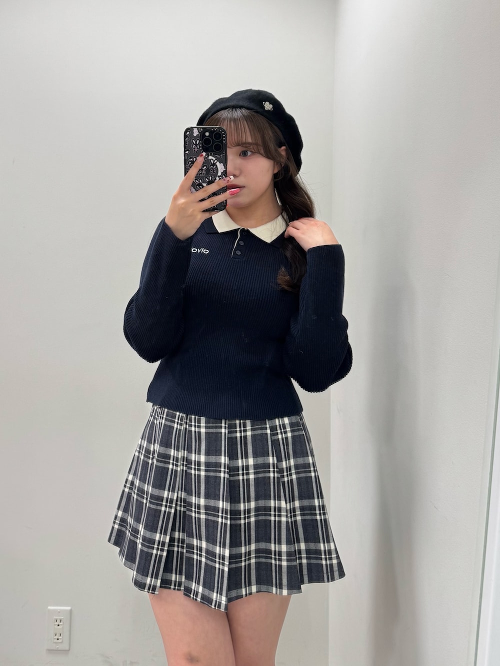 グレー系のスカート、ブルー系のニット/セーターを着用したレディースの冬コーディネートの2枚目の写真