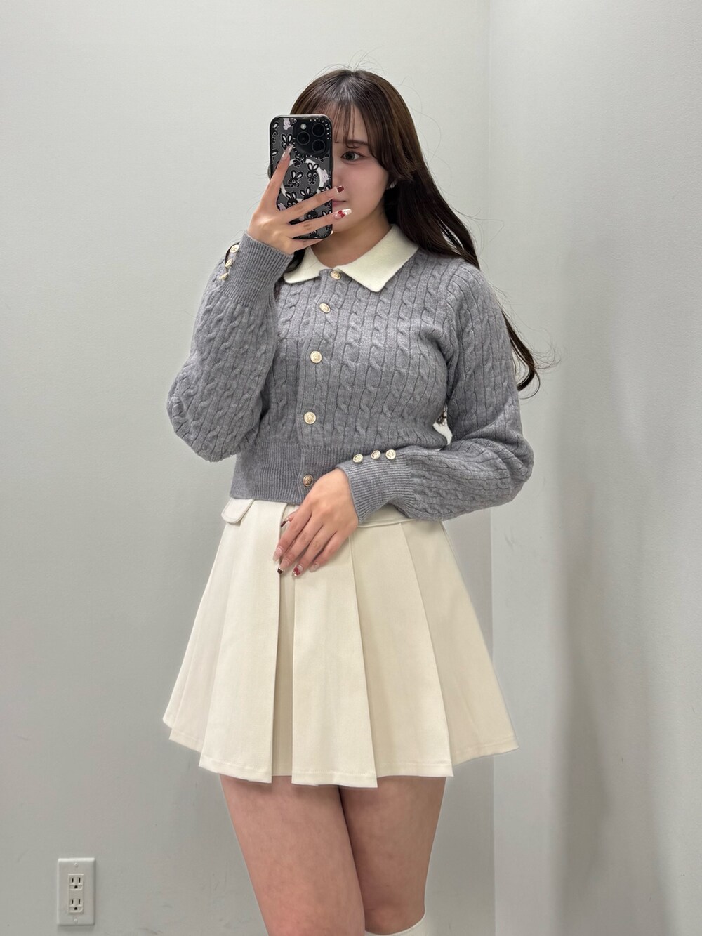 グレー系のスカート、グレー系のカーディガン/ボレロを着用したレディースの冬コーディネートの2枚目の写真