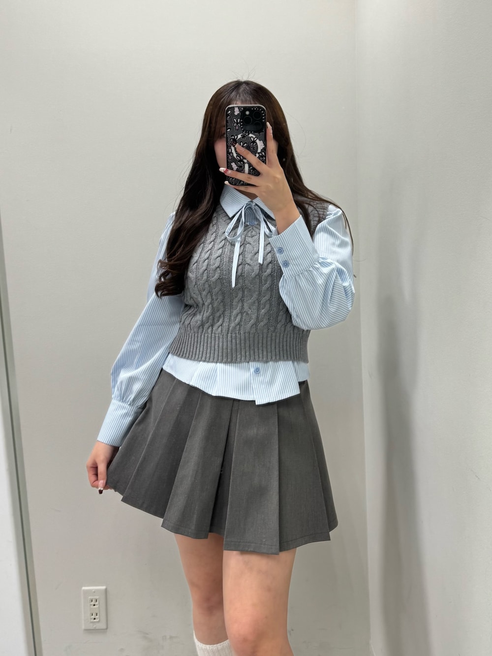 グレー系のシャツ/ブラウス、グレー系のスカートを着用したレディースの冬コーディネートの2枚目の写真