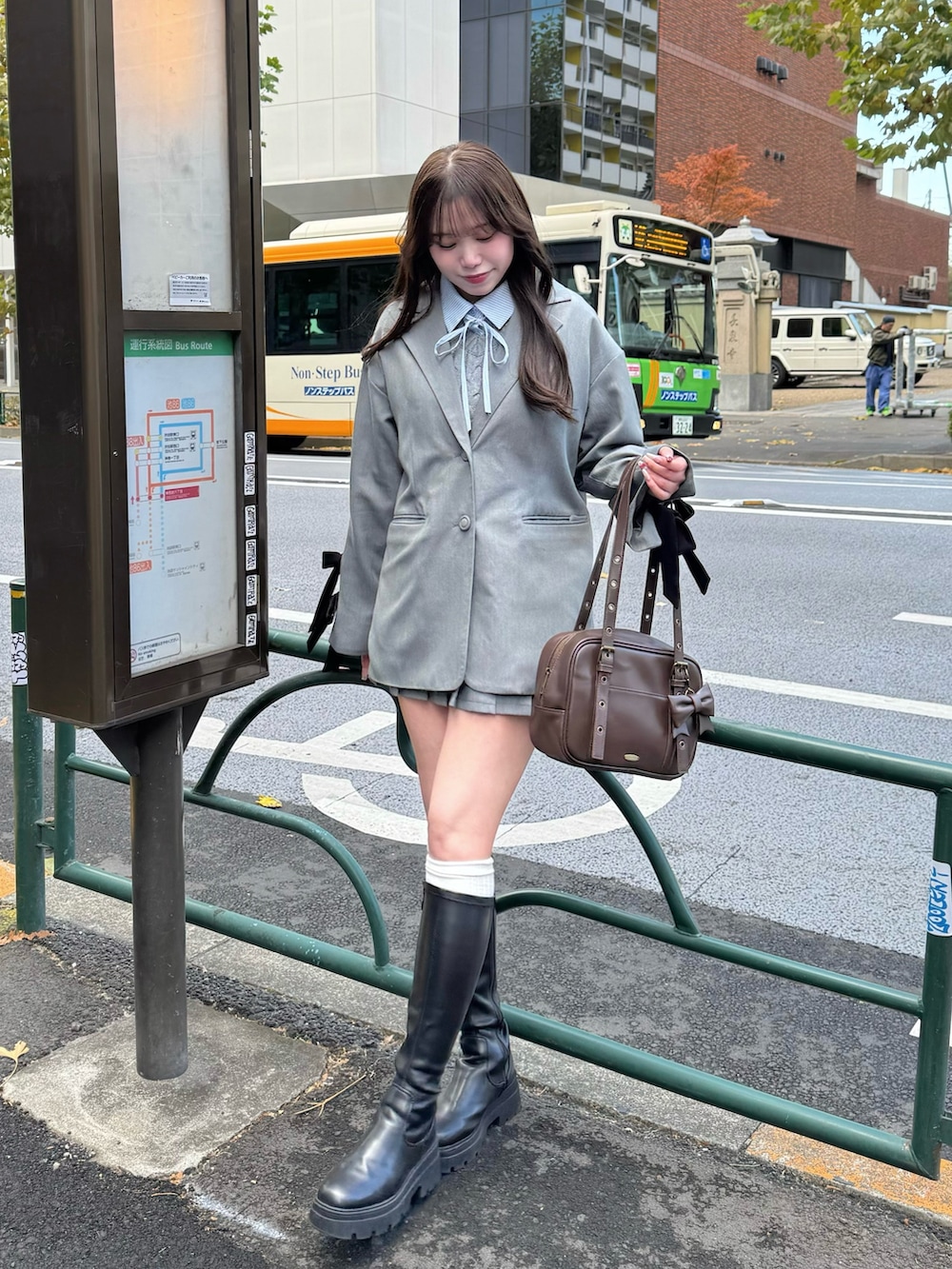 グレー系のシャツ/ブラウス、グレー系のその他アウター、グレー系のスカートを着用したレディースの冬コーディネートの2枚目の写真