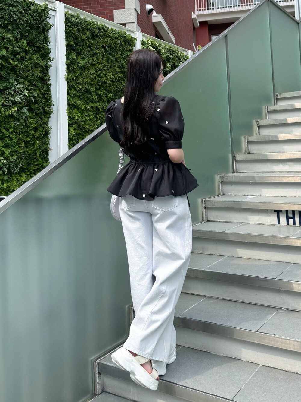 ブルー系のその他パンツ、ブラック系のシャツ/ブラウス、グレー系のショルダーバッグを着用したレディースの夏コーディネートの2枚目の写真