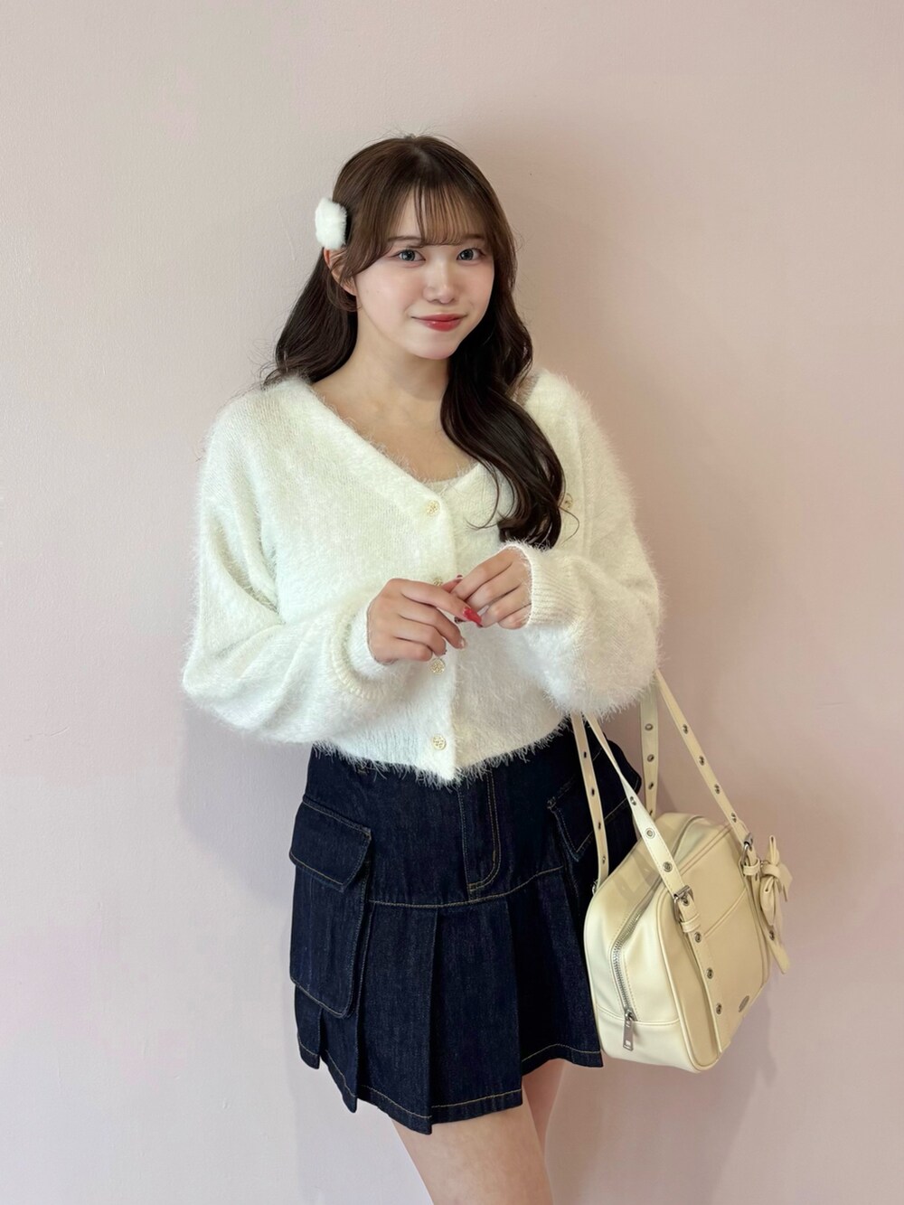 ホワイト系のカーディガン/ボレロ、ブルー系のスカート、ホワイト系のショルダーバッグを着用したレディースの冬コーディネートの2枚目の写真