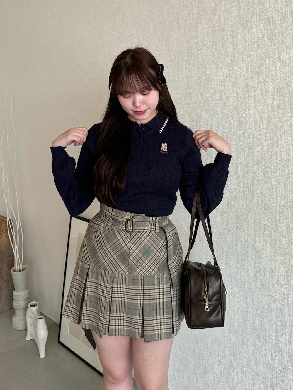 ブルー系のニット/セーター、その他のスカート、ブラウン系のブーツを着用したレディースの秋コーディネートの2枚目の写真