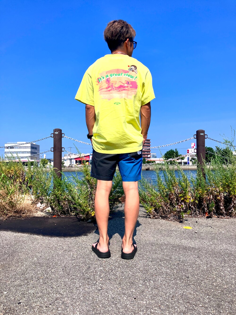 その他のTシャツ/カットソー、その他のその他パンツ、ブラック系のサンダルを着用したメンズの夏コーディネートの2枚目の写真