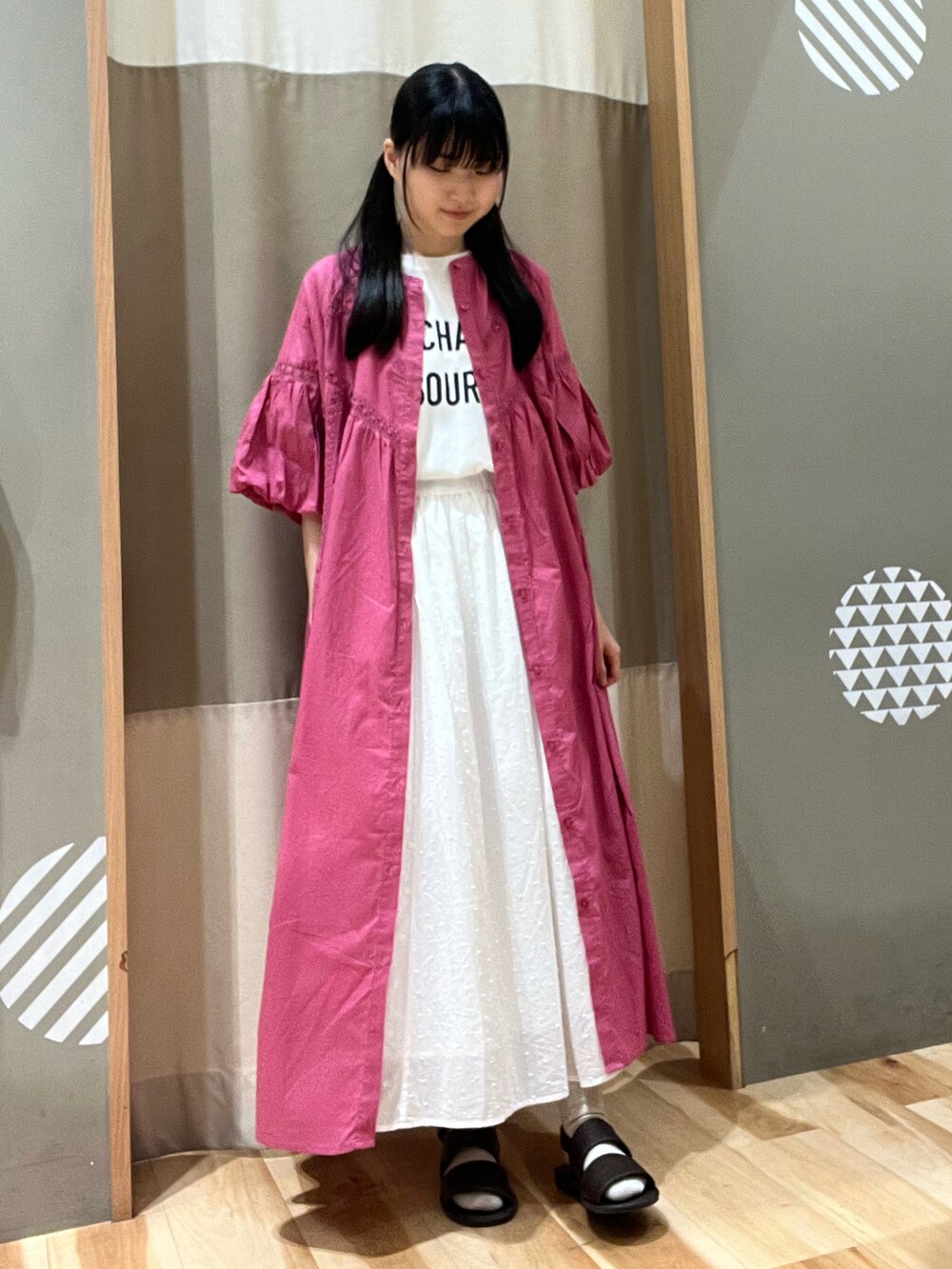 ブラウン系のサンダル、ホワイト系のTシャツ/カットソー、ピンク系のワンピースを着用したレディースの夏コーディネートの3枚目の写真