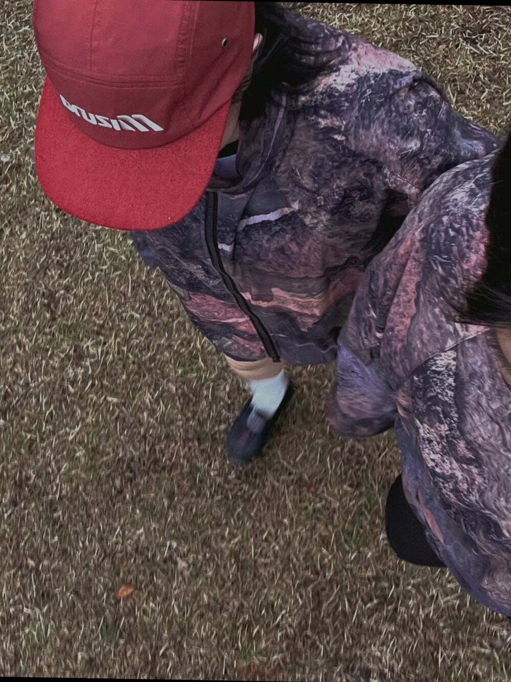 グレー系のその他パンツ、ブラック系のスニーカー、その他のジャケット/アウターを着用したレディースの春コーディネートの2枚目の写真