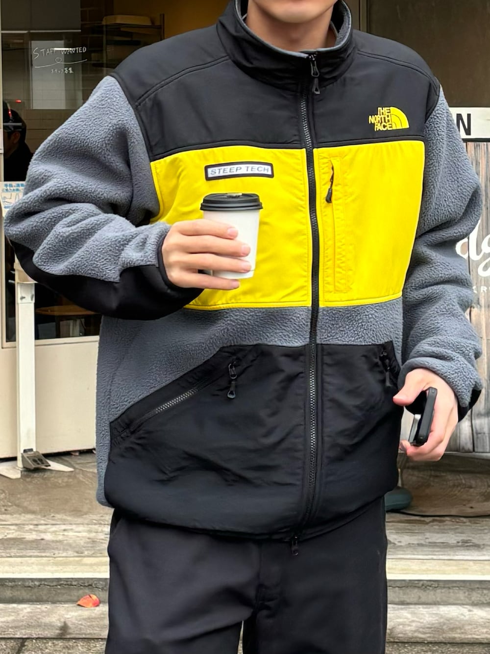 ブラック系のチノパンツ、ブラック系のその他アウター、ブラック系のスニーカーを着用したメンズの春コーディネートの5枚目の写真