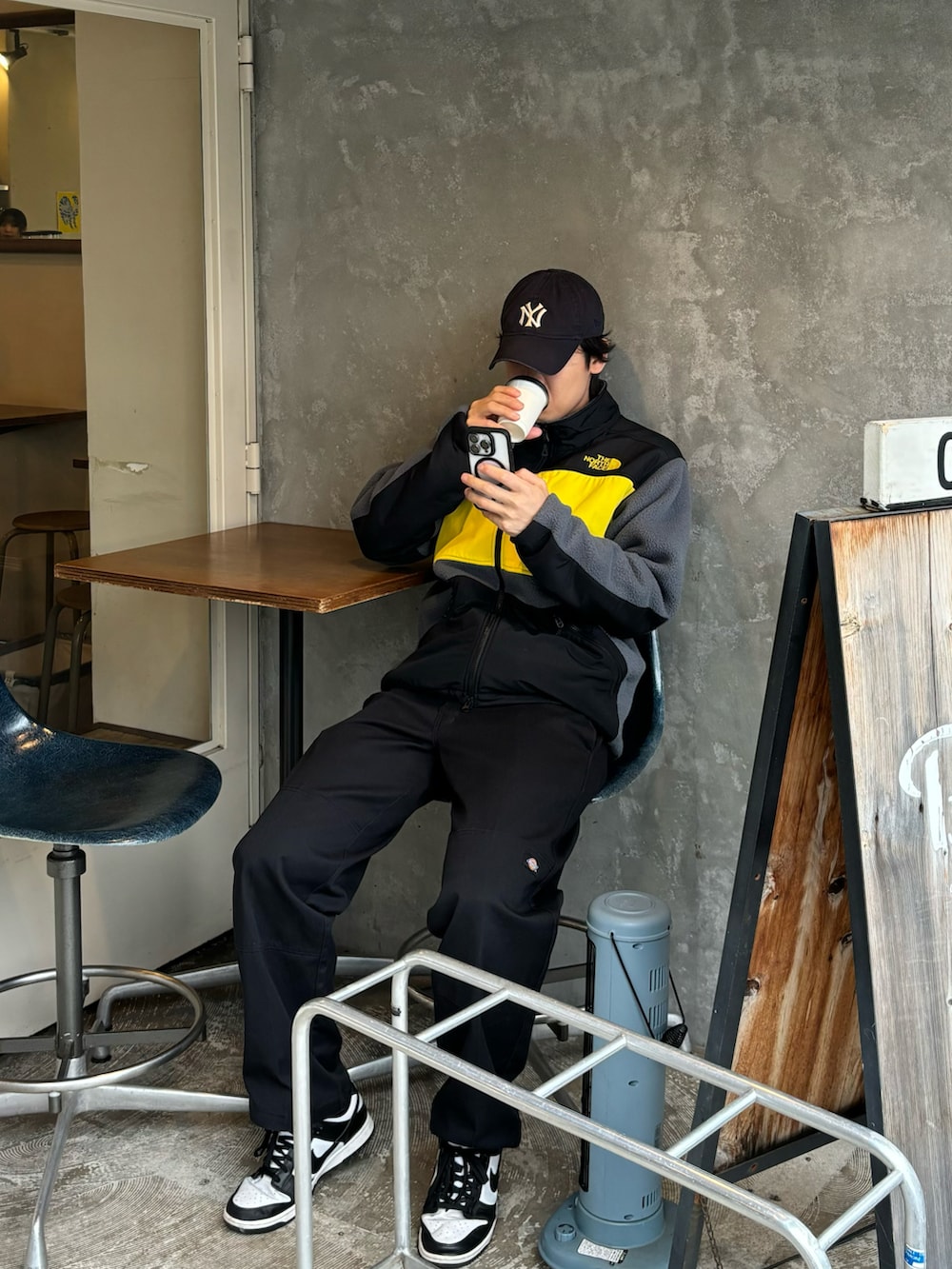 ブラック系のチノパンツ、ブラック系のその他アウター、ブラック系のスニーカーを着用したメンズの春コーディネートの2枚目の写真