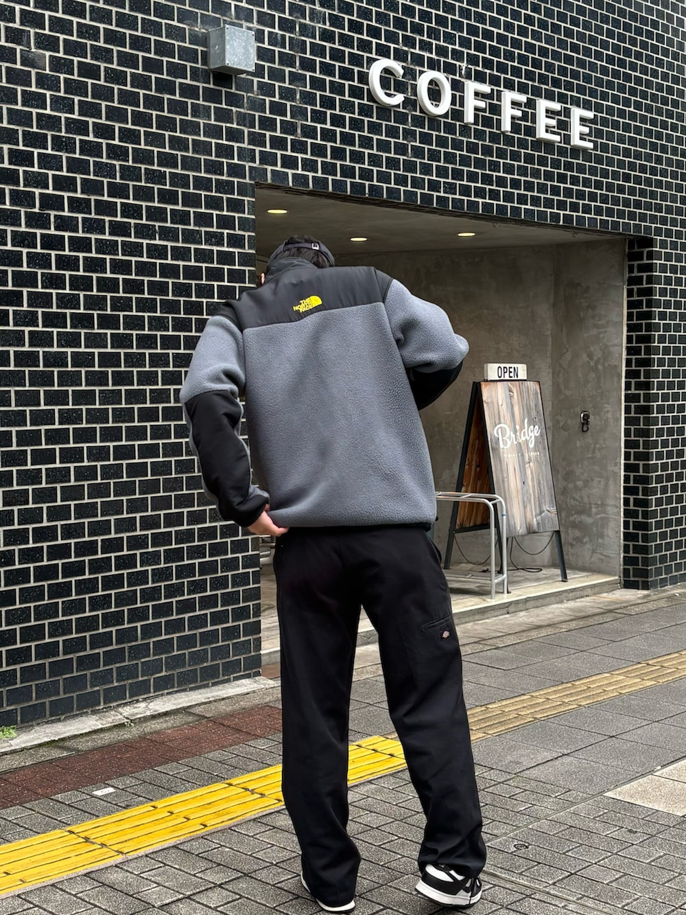 ブラック系のチノパンツ、ブラック系のその他アウター、ブラック系のスニーカーを着用したメンズの春コーディネートの4枚目の写真
