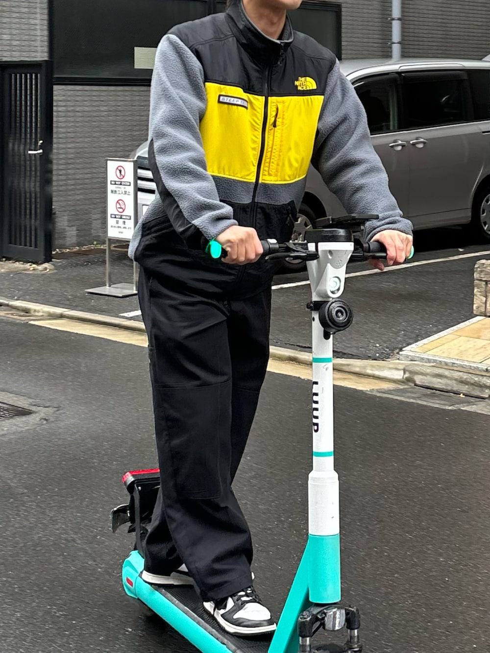 ブラック系のチノパンツ、ブラック系のその他アウター、ブラック系のスニーカーを着用したメンズの春コーディネートの3枚目の写真