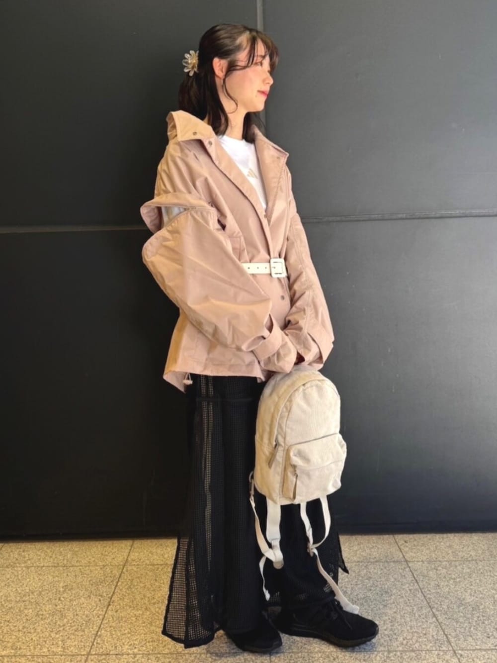 「スニーカー、スカート、adidas、ロングスカート、スポーツウェア、アディダス、長袖Tシャツ、ウルトラブースト、ウーブンジャケット、ウーブンスカート」｜「adidasのLux AD ウーブンスカート / アディダス adidas（スカート、ブラック系）」を使った、WSさん（レディース・154cm）の冬コーディネートの2枚目の写真