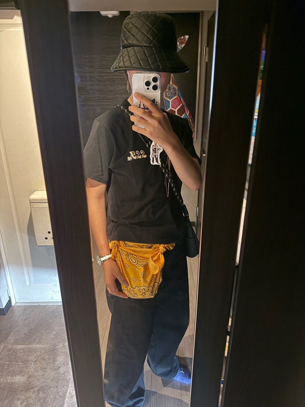 ブラック系のショルダーバッグ、ブラック系のシャツ/ブラウス、ブラック系のデニムパンツを着用したメンズの秋コーディネートの2枚目の写真