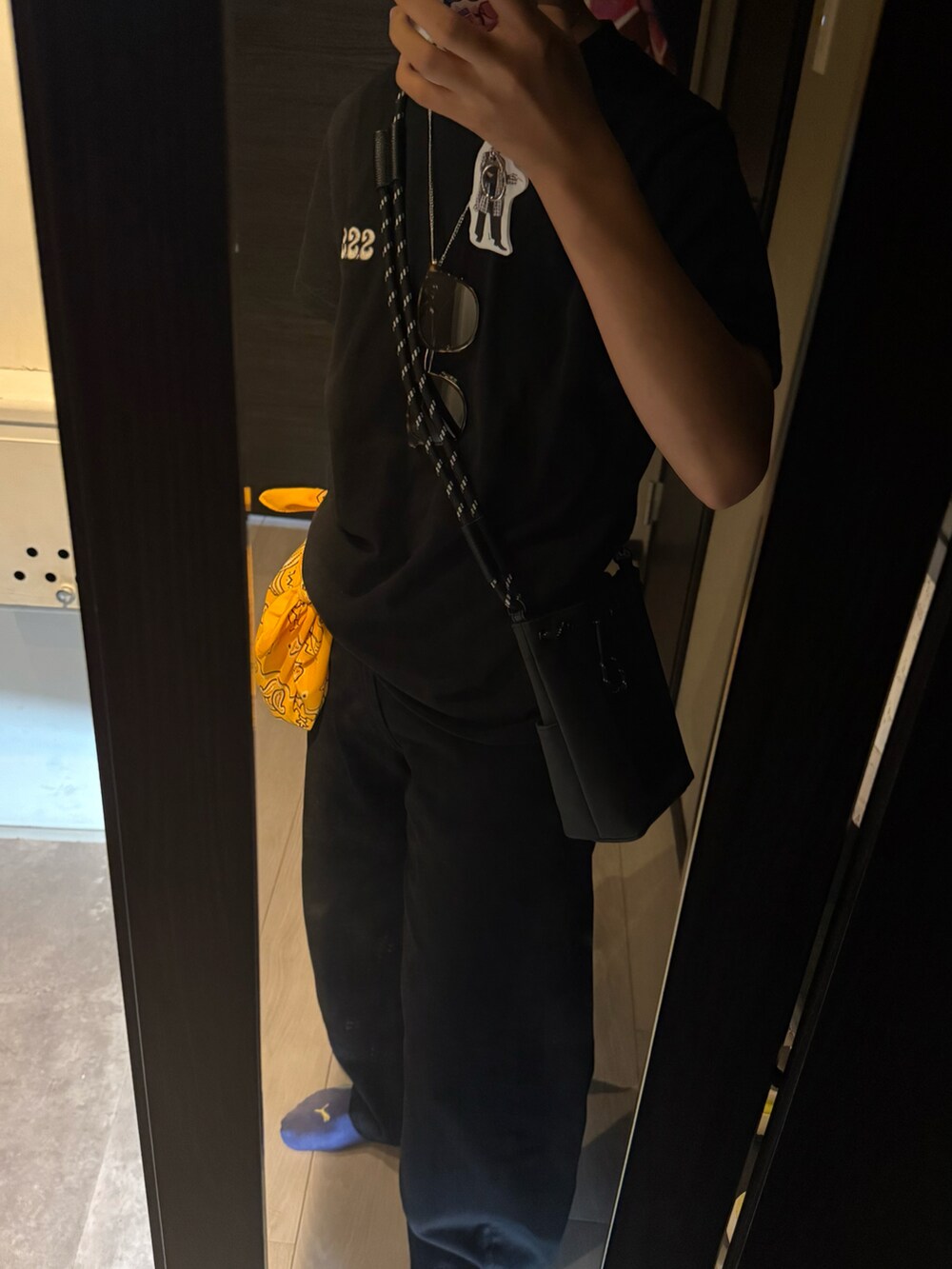 ブラック系のショルダーバッグ、ブラック系のシャツ/ブラウス、ブラック系のデニムパンツを着用したメンズの秋コーディネートの3枚目の写真