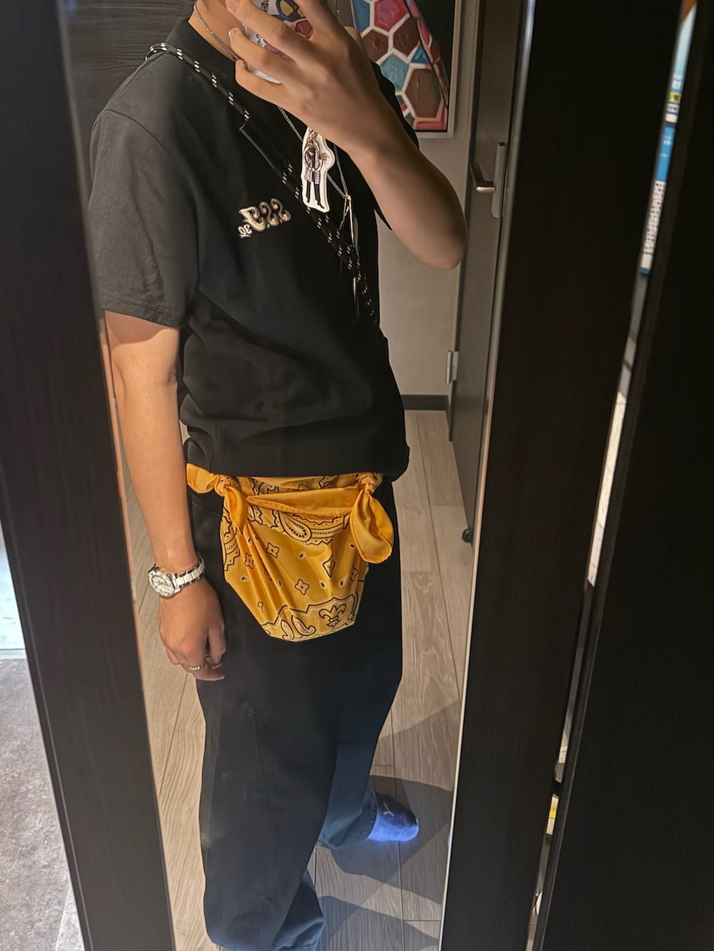 ブラック系のショルダーバッグ、ブラック系のシャツ/ブラウス、ブラック系のデニムパンツを着用したメンズの秋コーディネートの4枚目の写真