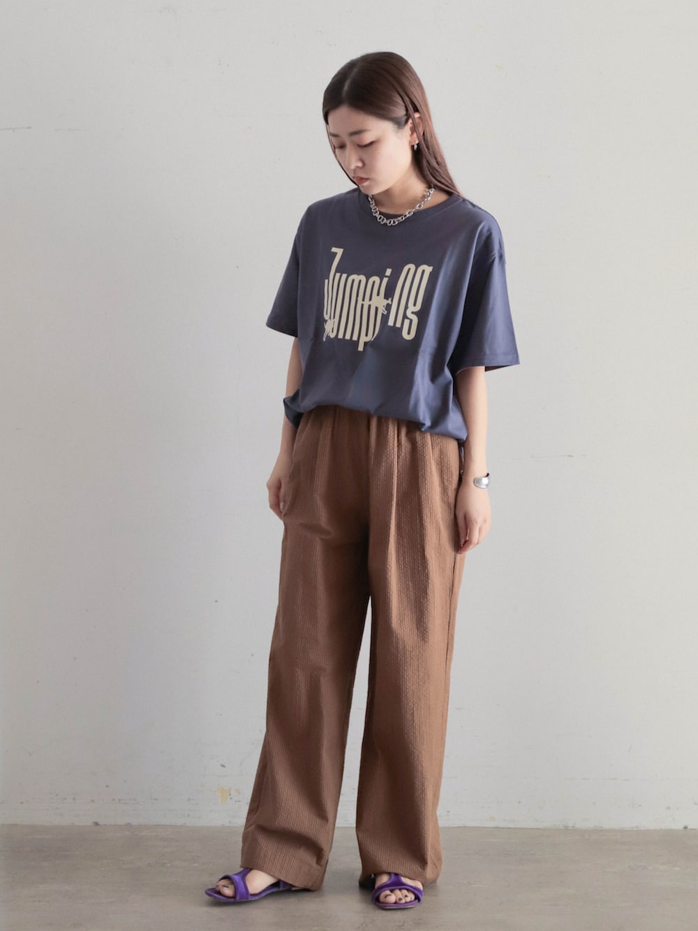 「Tシャツ、プリントT、イージーパンツ、ラクチンコーデ、夏だ！Tシャツ着よう！、夏コーデ、オトナカジュアル、休日コーデ、パンツスタイル」｜「FIL DE FERのカンガルーPT　半袖TEE（Tシャツ/カットソー、グレー系）」を使った、ishikawa.さん（レディース・156cm）の夏コーディネートの2枚目の写真