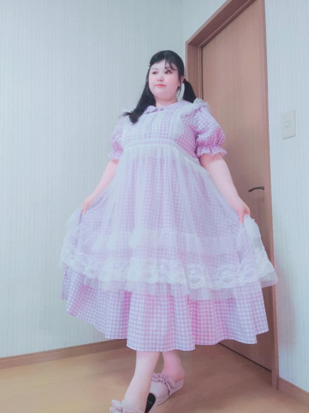 パープル系のワンピース、ピンク系のその他シューズ、ホワイト系のエプロンを着用したレディースの秋コーディネートの3枚目の写真