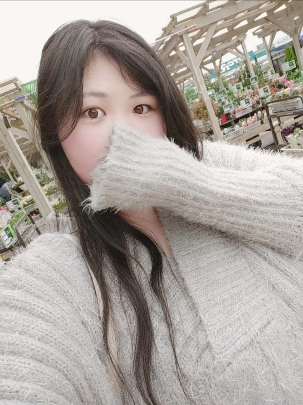 「冬コーデ、シンプルコーデ、ふくよかコーデ、オトナ女子、お出かけコーデ、ラベルエチュード、ラファーファシューズ、甲高幅広、ぽっちゃり、ぽっちゃりコーデ、モコモコニット、フェザーニット、オーバーサイズニット、キレイめカジュアル」｜「LA BELLE ETUDEのフェザーヤーンVニット（ニット/セーター、グレー系）」を使った、きゅるᵕ̈໒꒱·̩͙🔰さん（レディース・155cm）の冬コーディネートの2枚目の写真