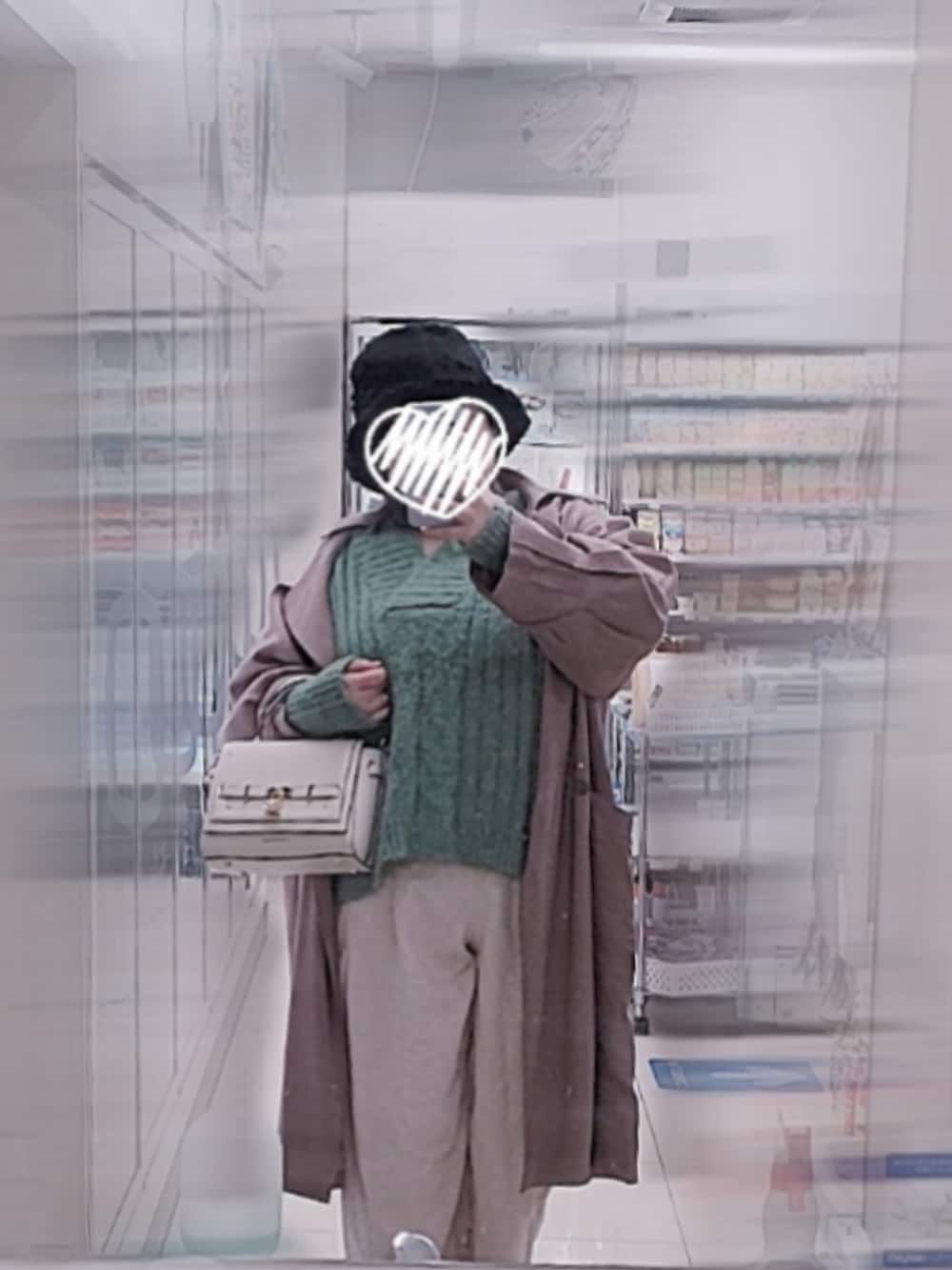 「春色、春めき満開コーデ、シンプルコーデ、オトナ女子、ラベルエチュード、フェザーヤーン、もちもちニット、オーバーサイズ、ぽっちゃりコーデ、大人ファッション、あったかコーデ、ゆったりニット、ポチャイリッシュ」｜「LA BELLE ETUDEのフェザーヤーンVニット（ニット/セーター、グリーン系）」を使った、きゅるᵕ̈໒꒱·̩͙🔰さん（骨格ウェーブ・レディース・155cm）の春コーディネートの2枚目の写真